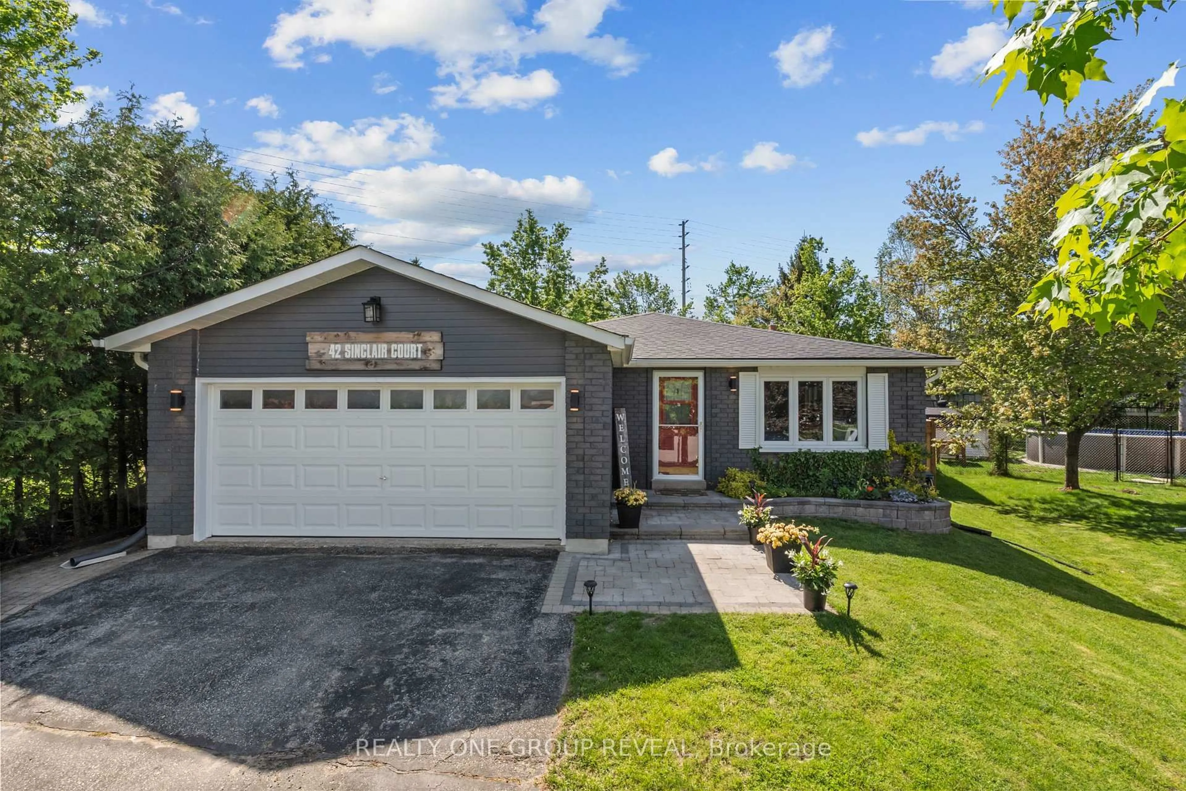 Home with vinyl exterior material, street for 42 Sinclair Crt, Barrie Ontario L4N 5X8