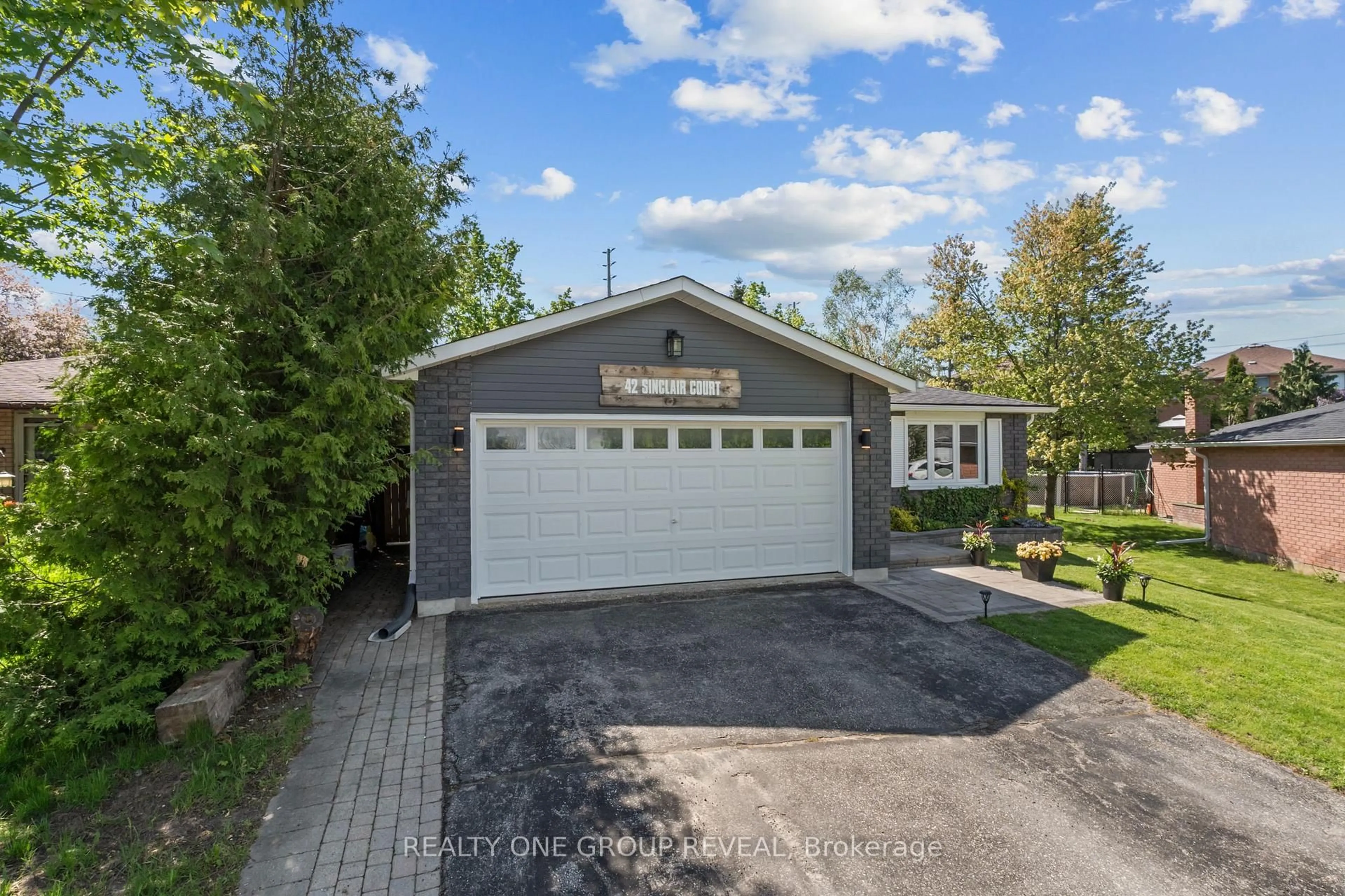 Home with vinyl exterior material, street for 42 Sinclair Crt, Barrie Ontario L4N 5X8