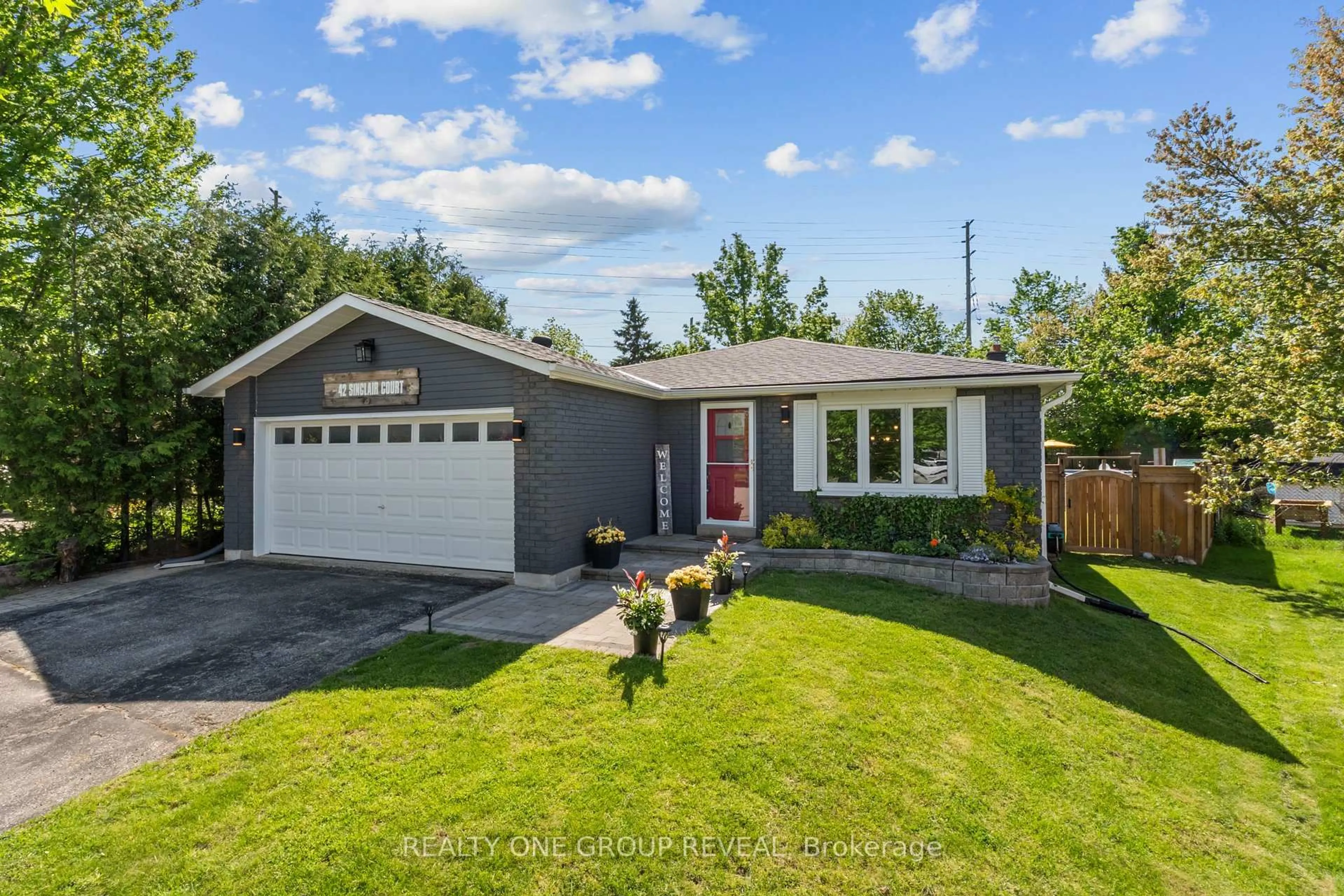 Home with vinyl exterior material, street for 42 Sinclair Crt, Barrie Ontario L4N 5X8