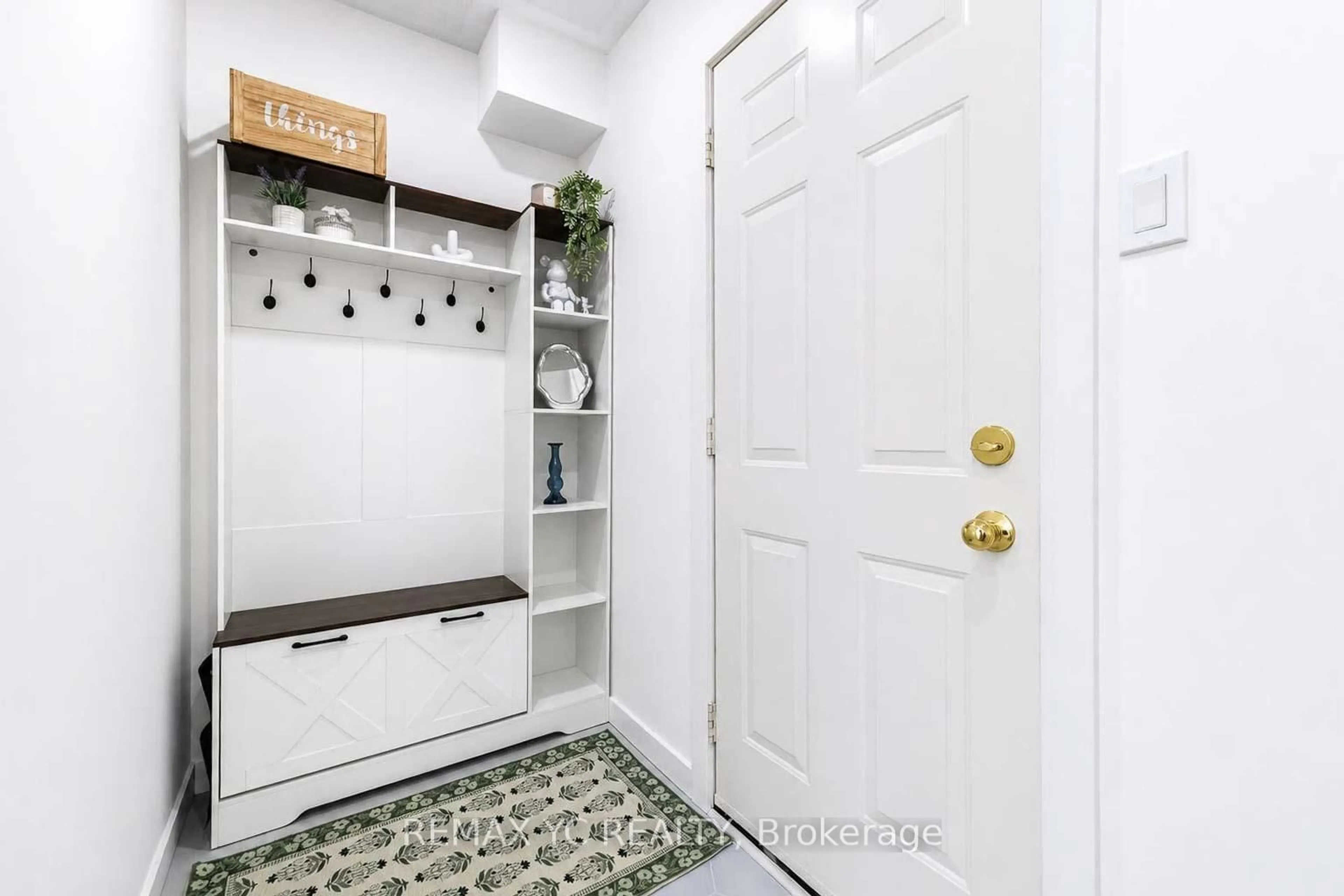 Indoor entryway for 38 Pickett Cres, Barrie Ontario L4N 8B8