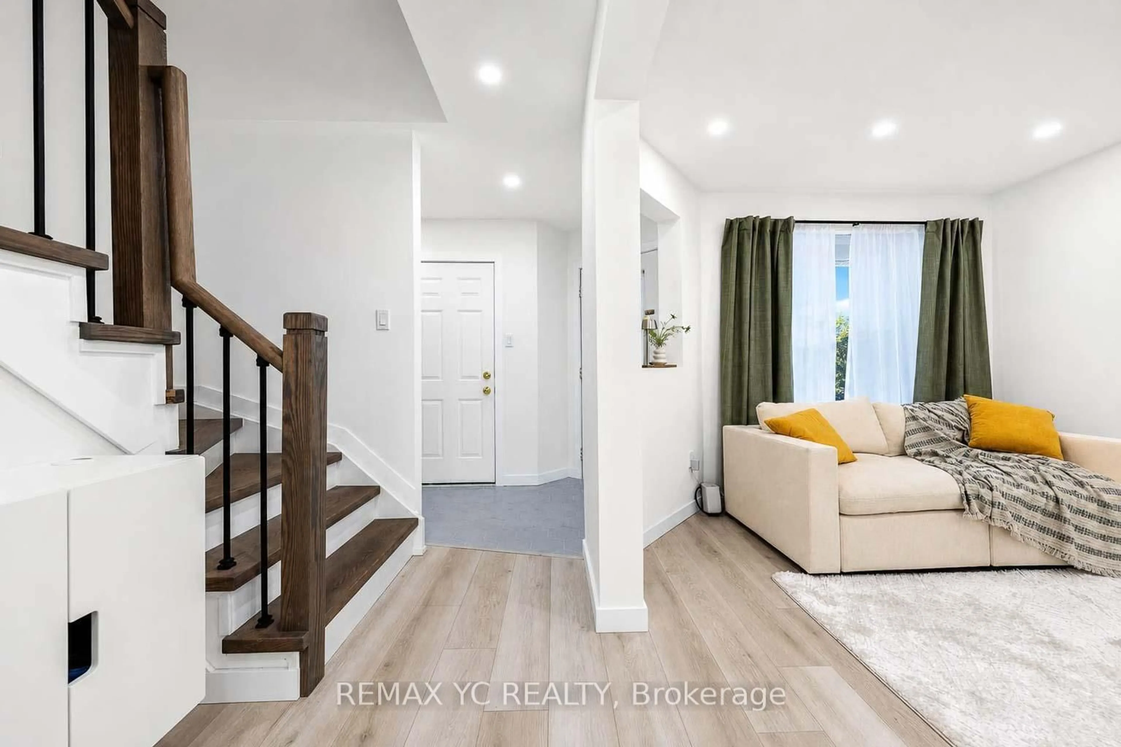 Indoor entryway for 38 Pickett Cres, Barrie Ontario L4N 8B8