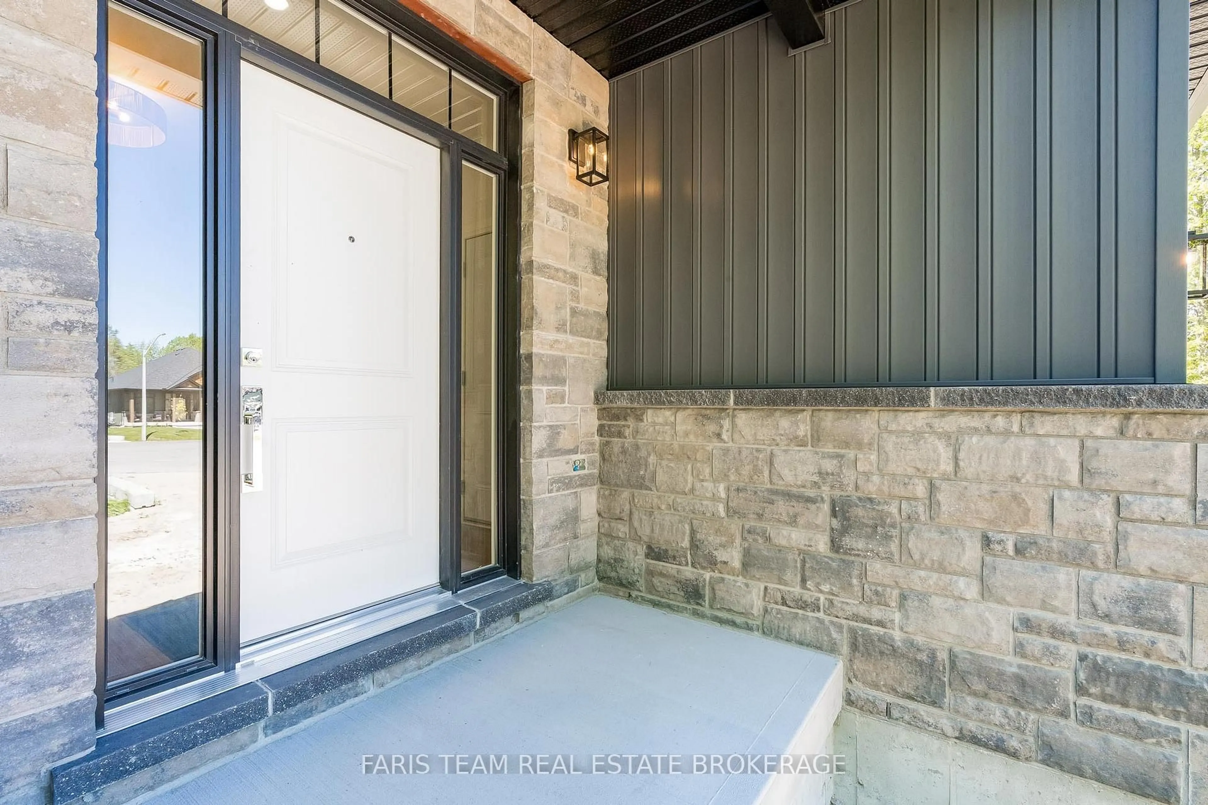 Indoor entryway for 45 Sheppard St, Severn Ontario L0K 1E0