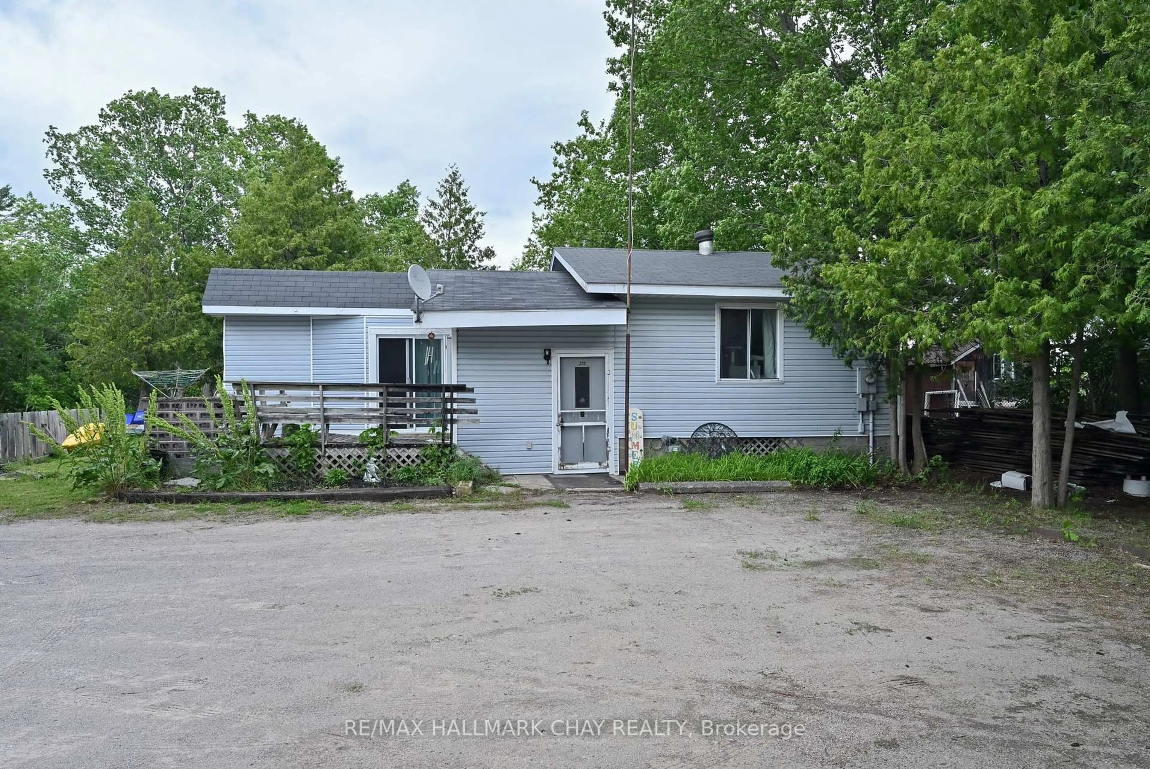 A pic from outside/outdoor area/front of a property/back of a property/a pic from drone, street for 225 Park St, Tay Ontario L0K 2A0