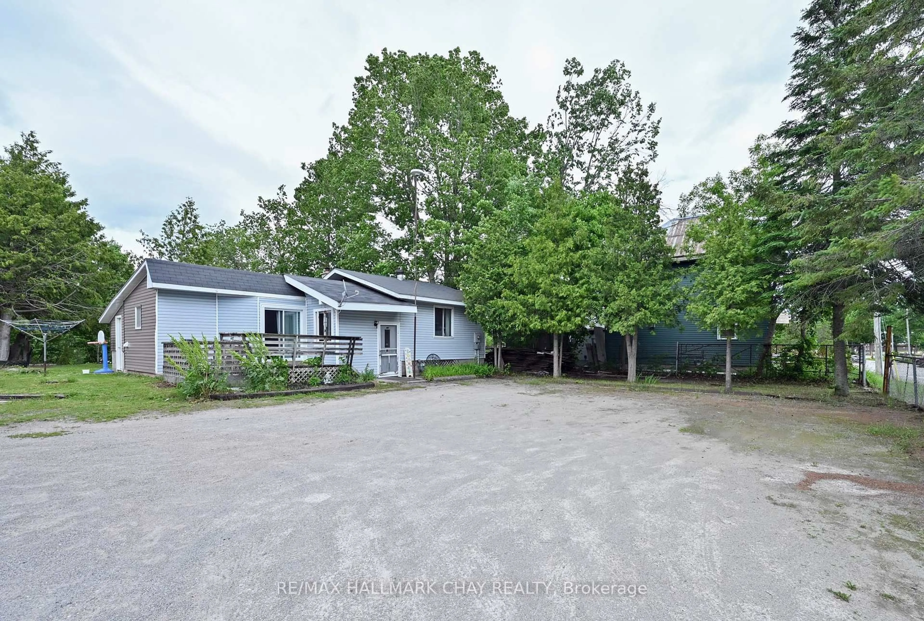 A pic from outside/outdoor area/front of a property/back of a property/a pic from drone, street for 225 Park St, Tay Ontario L0K 2A0