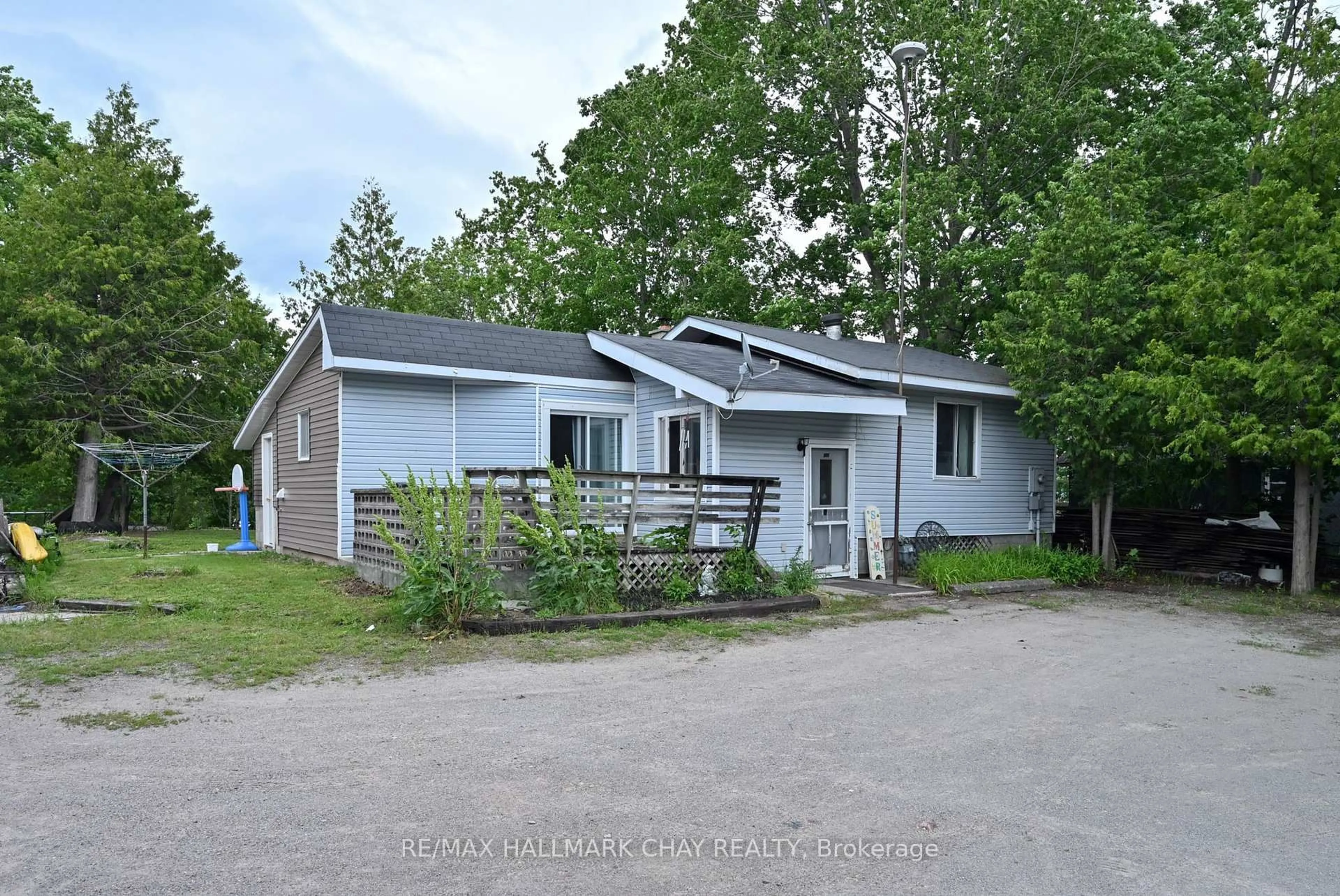 A pic from outside/outdoor area/front of a property/back of a property/a pic from drone, street for 225 Park St, Tay Ontario L0K 2A0