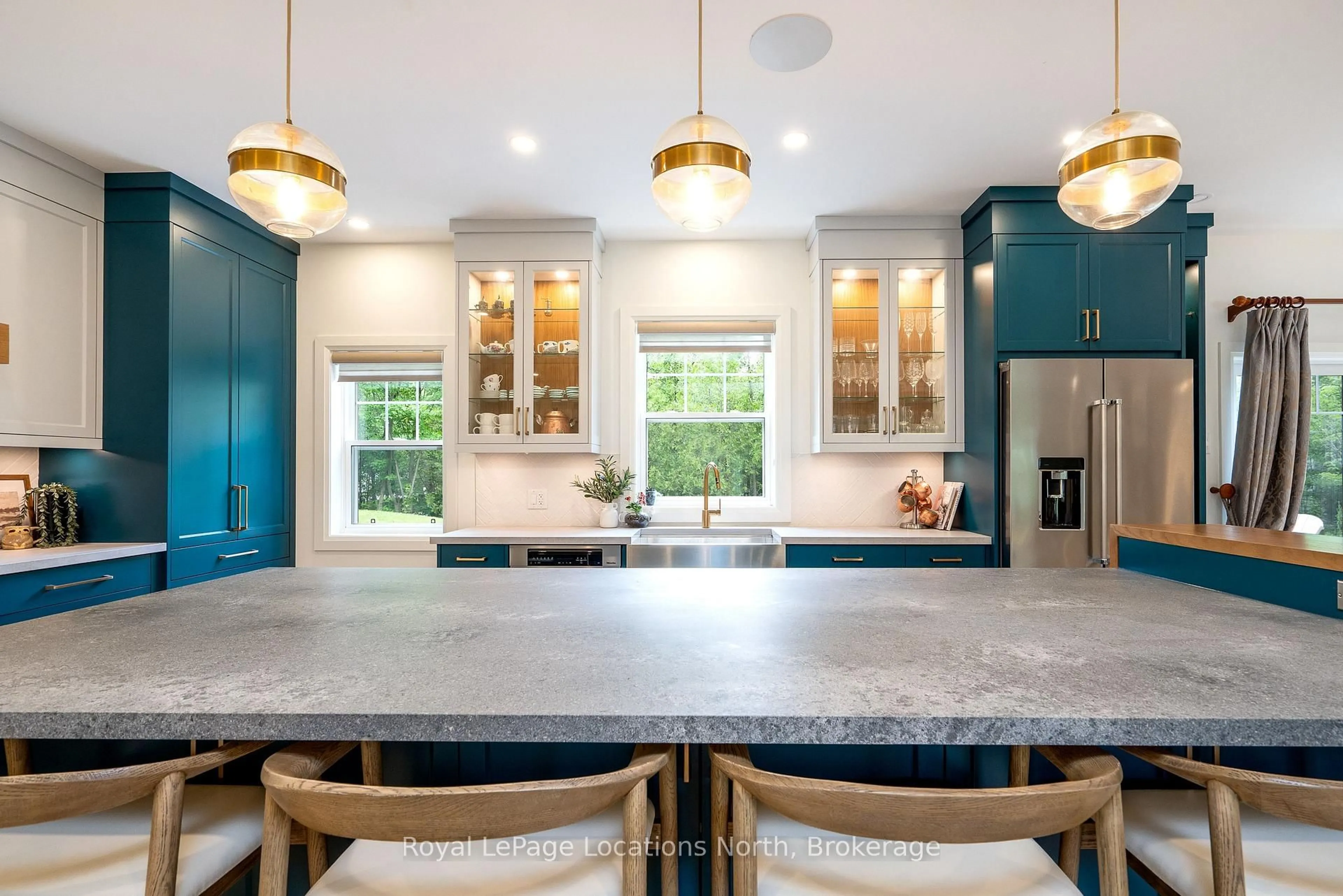 Contemporary kitchen, ceramic/tile floor for 4 Woodview Dr, Clearview Ontario L9Y 3Y9