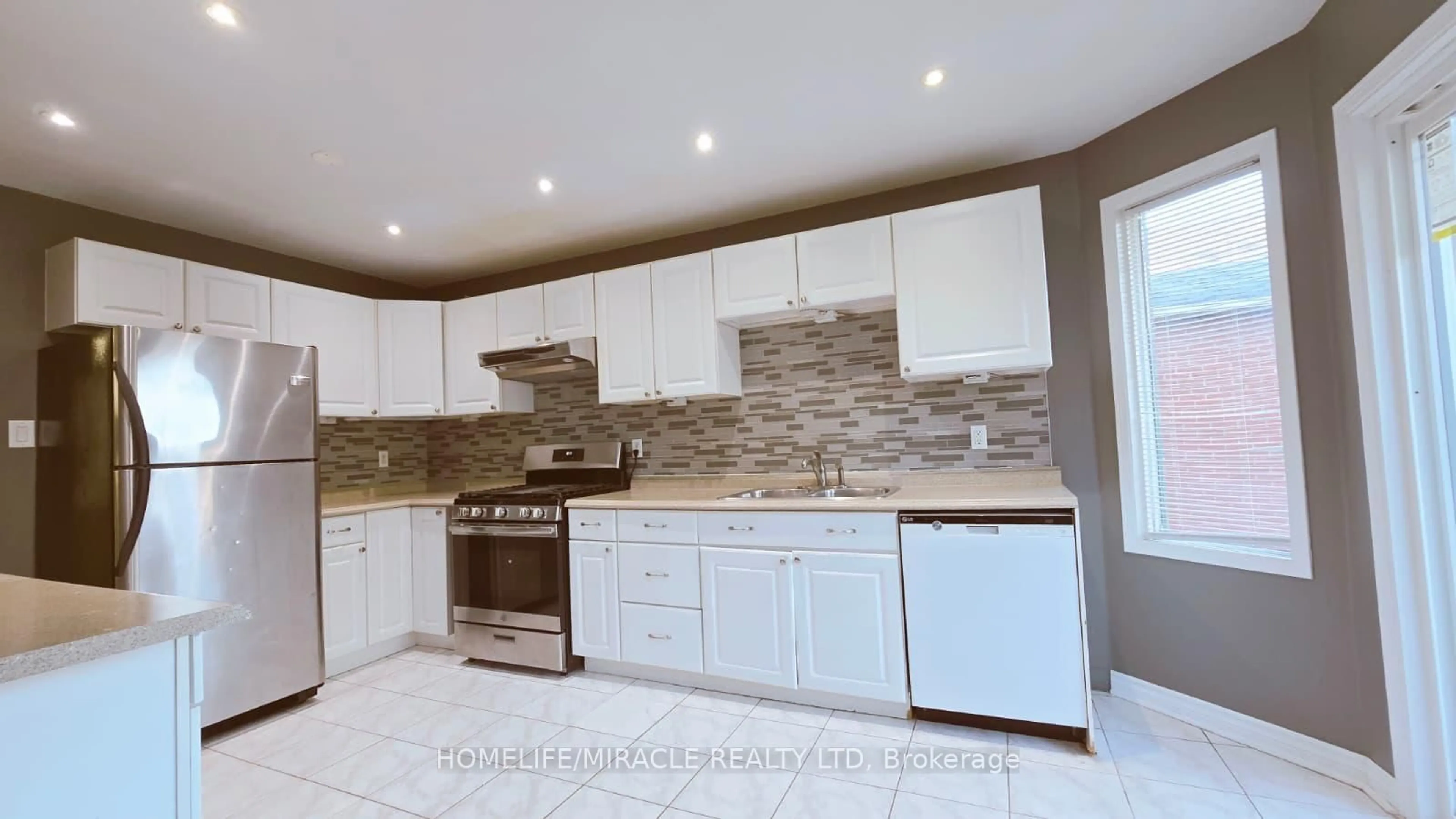 Open concept kitchen, ceramic/tile floor for 12 Gore Dr, Barrie Ontario L4N 8L3