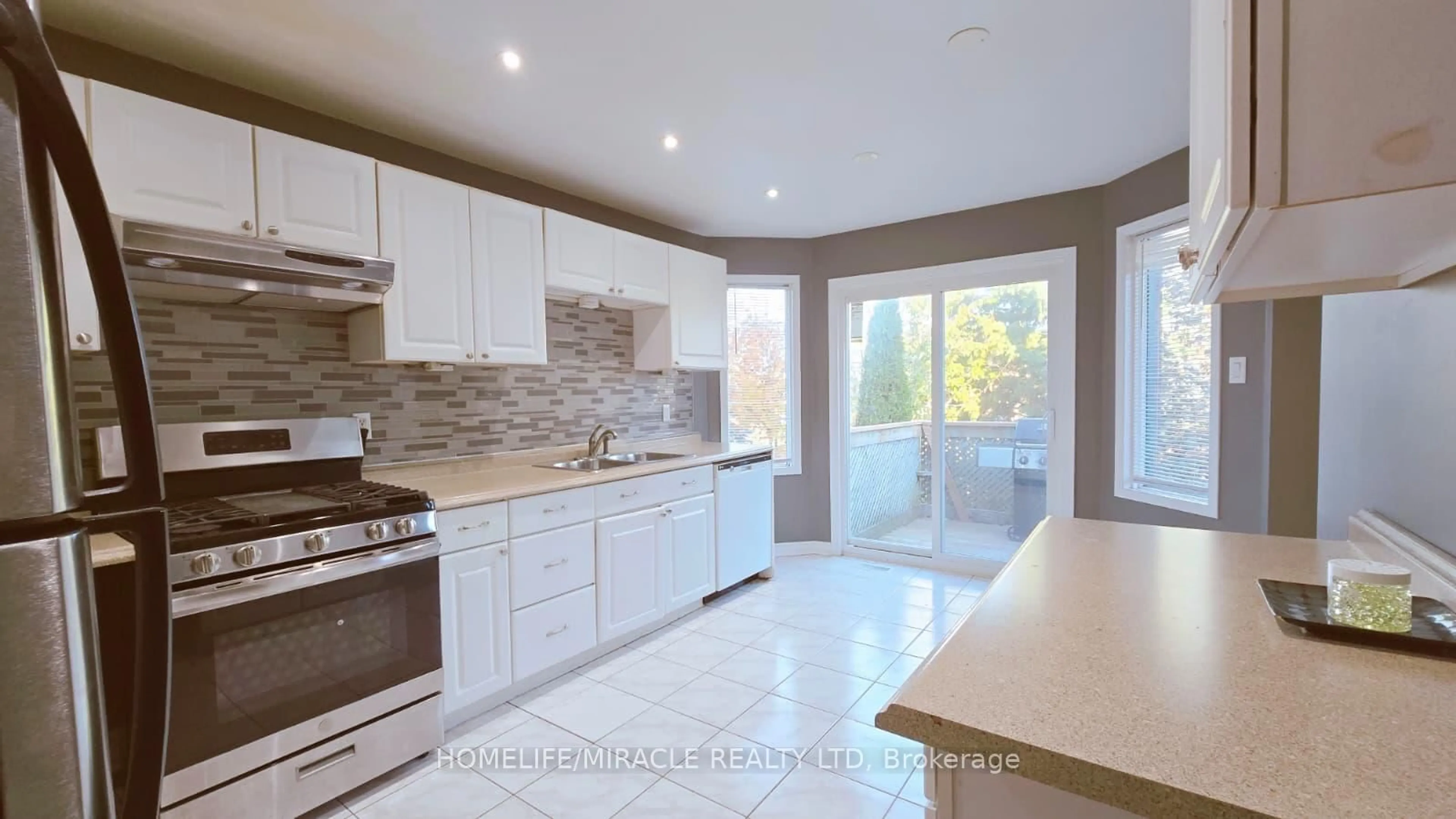 Open concept kitchen, ceramic/tile floor for 12 Gore Dr, Barrie Ontario L4N 8L3