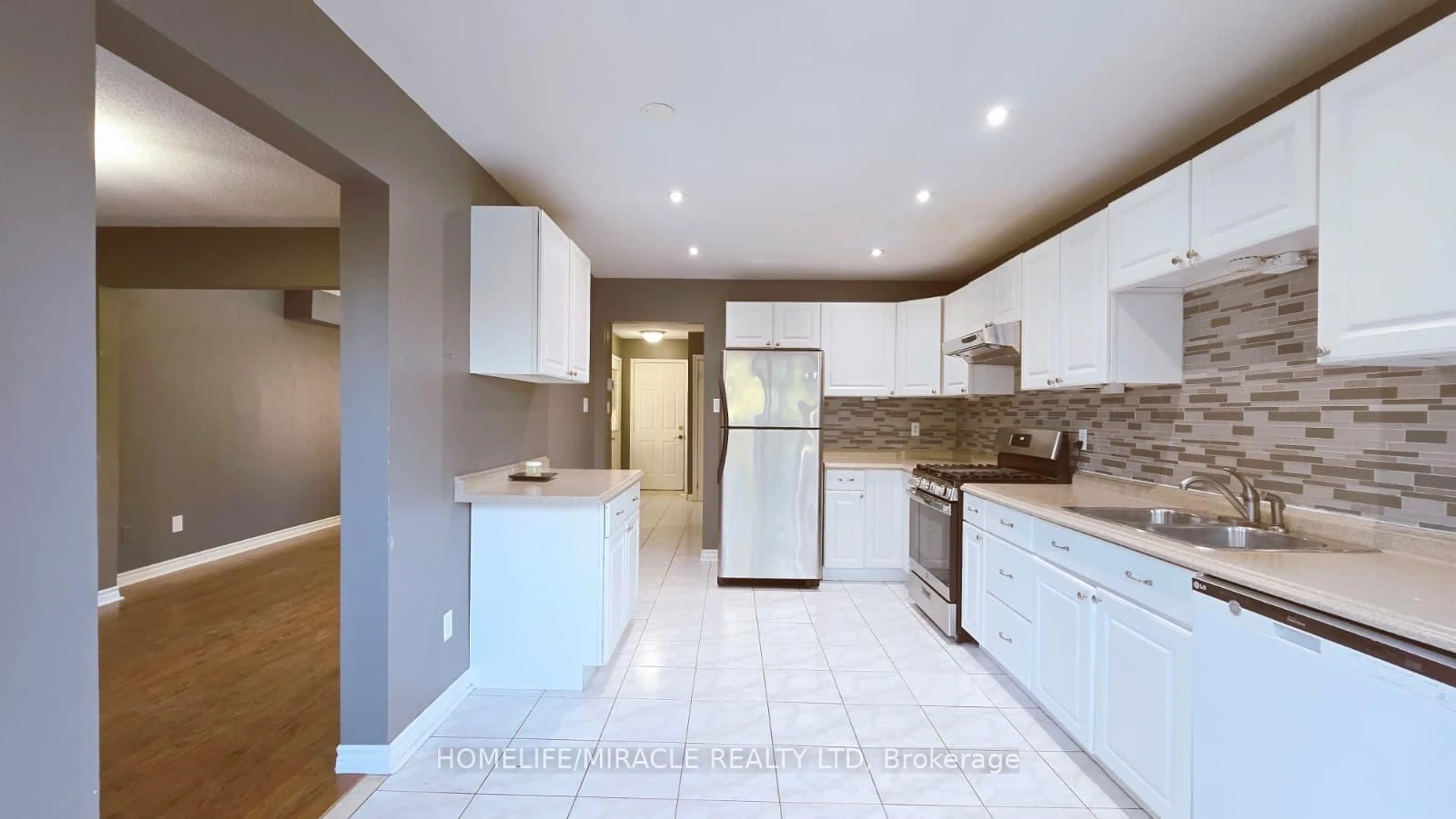 Open concept kitchen, ceramic/tile floor for 12 Gore Dr, Barrie Ontario L4N 8L3