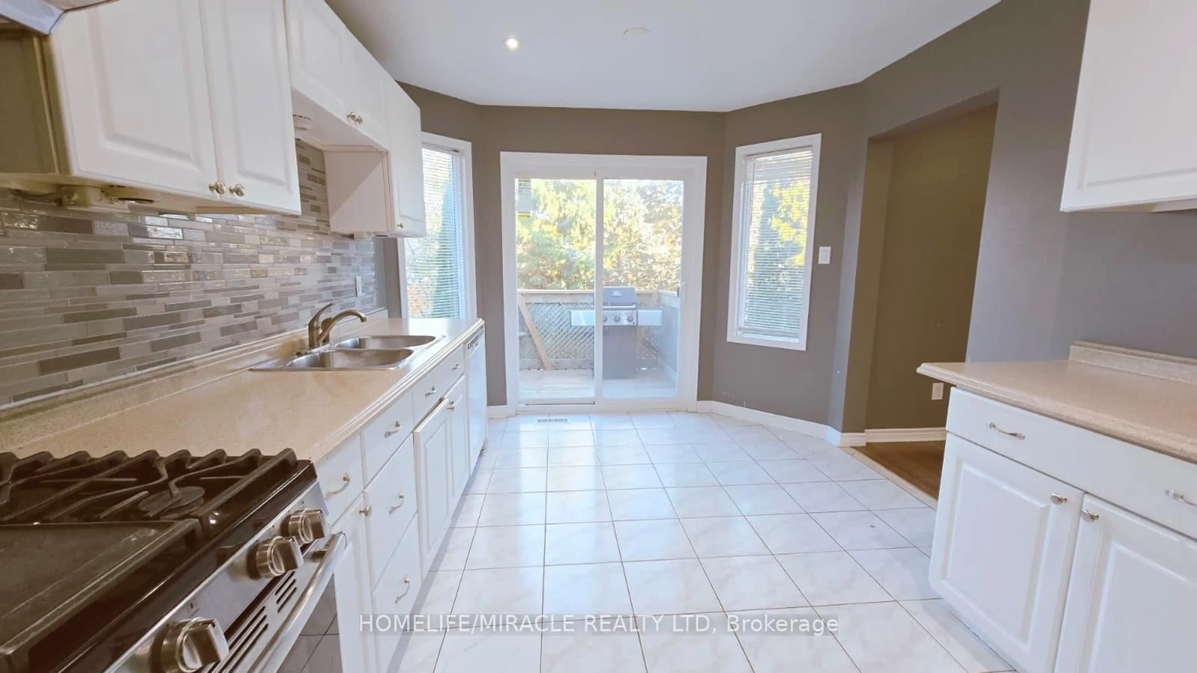 Open concept kitchen, ceramic/tile floor for 12 Gore Dr, Barrie Ontario L4N 8L3