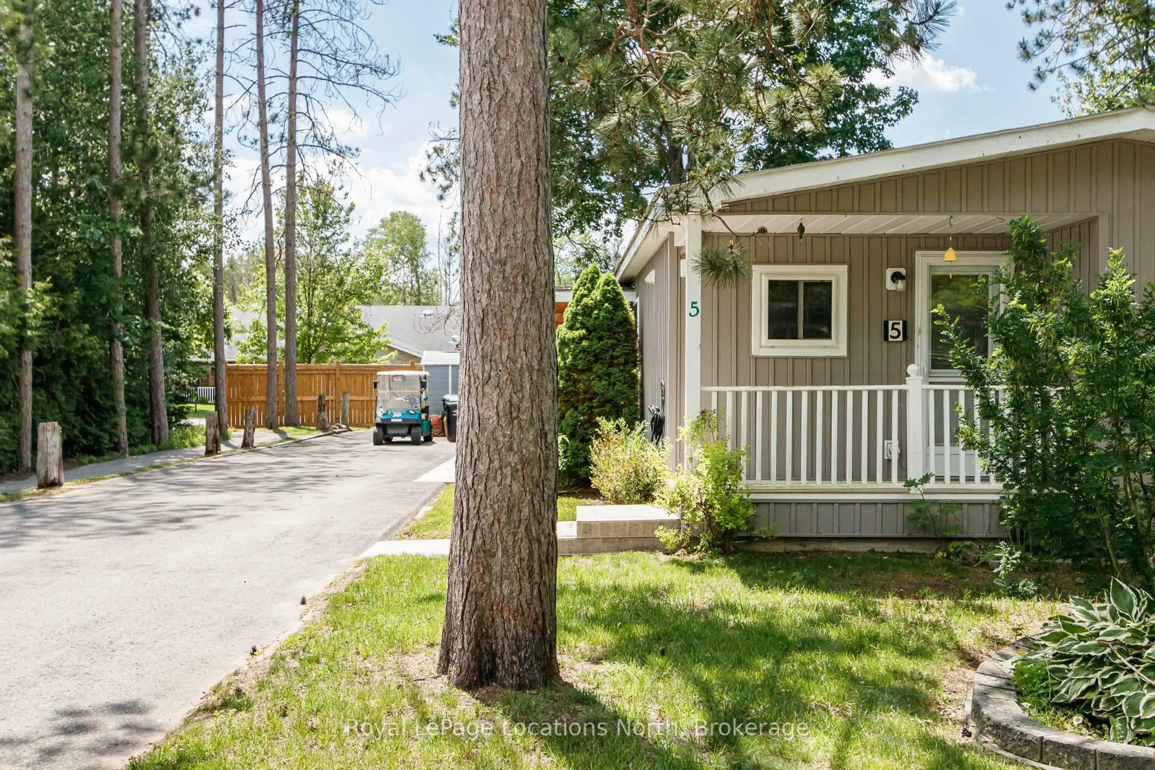 Home with vinyl exterior material, street for 5 Golf Ave, Wasaga Beach Ontario L9Z 1K2