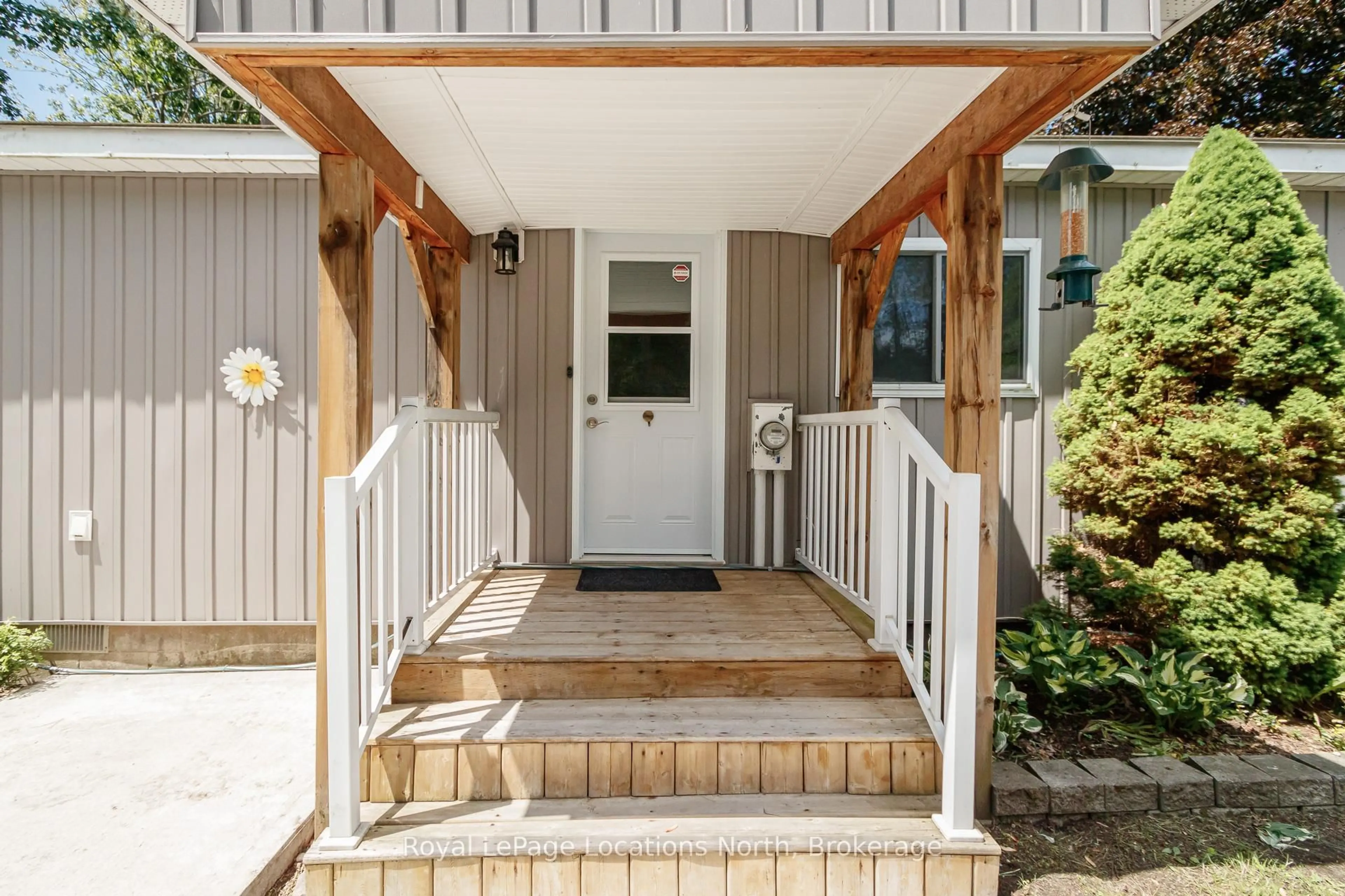 Indoor entryway for 5 Golf Ave, Wasaga Beach Ontario L9Z 1K2