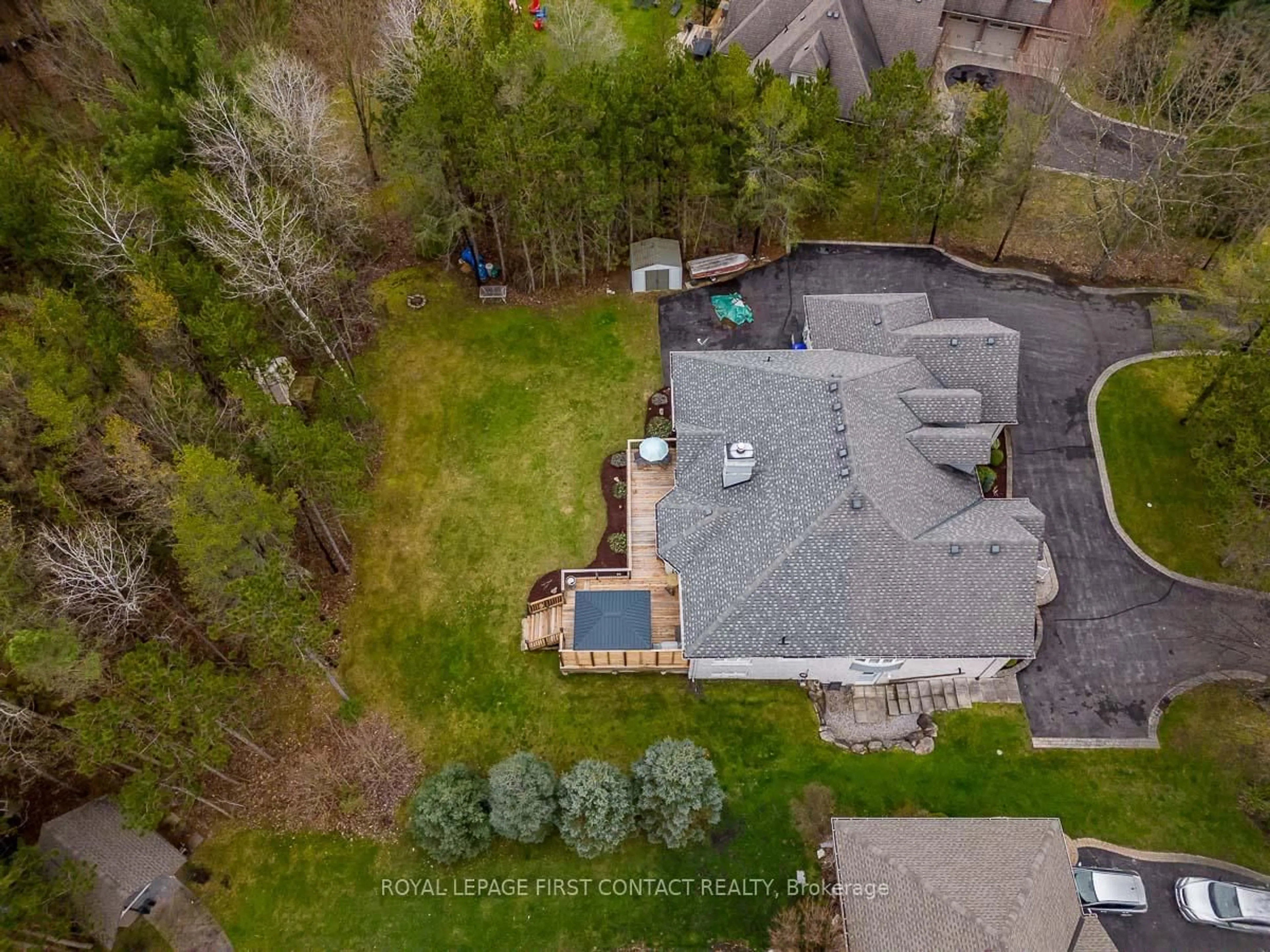 A pic from outside/outdoor area/front of a property/back of a property/a pic from drone, unknown for 72 Luella Blvd, Springwater Ontario L9X 0C3