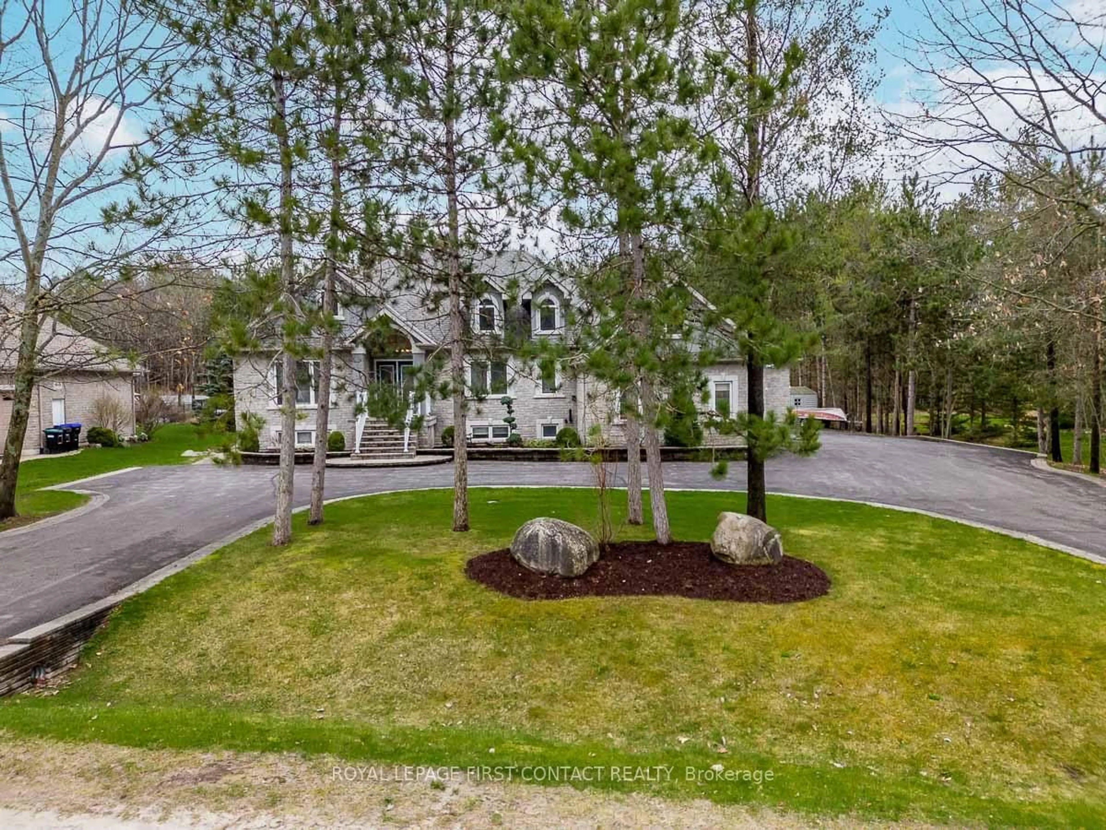 A pic from outside/outdoor area/front of a property/back of a property/a pic from drone, street for 72 Luella Blvd, Springwater Ontario L9X 0C3