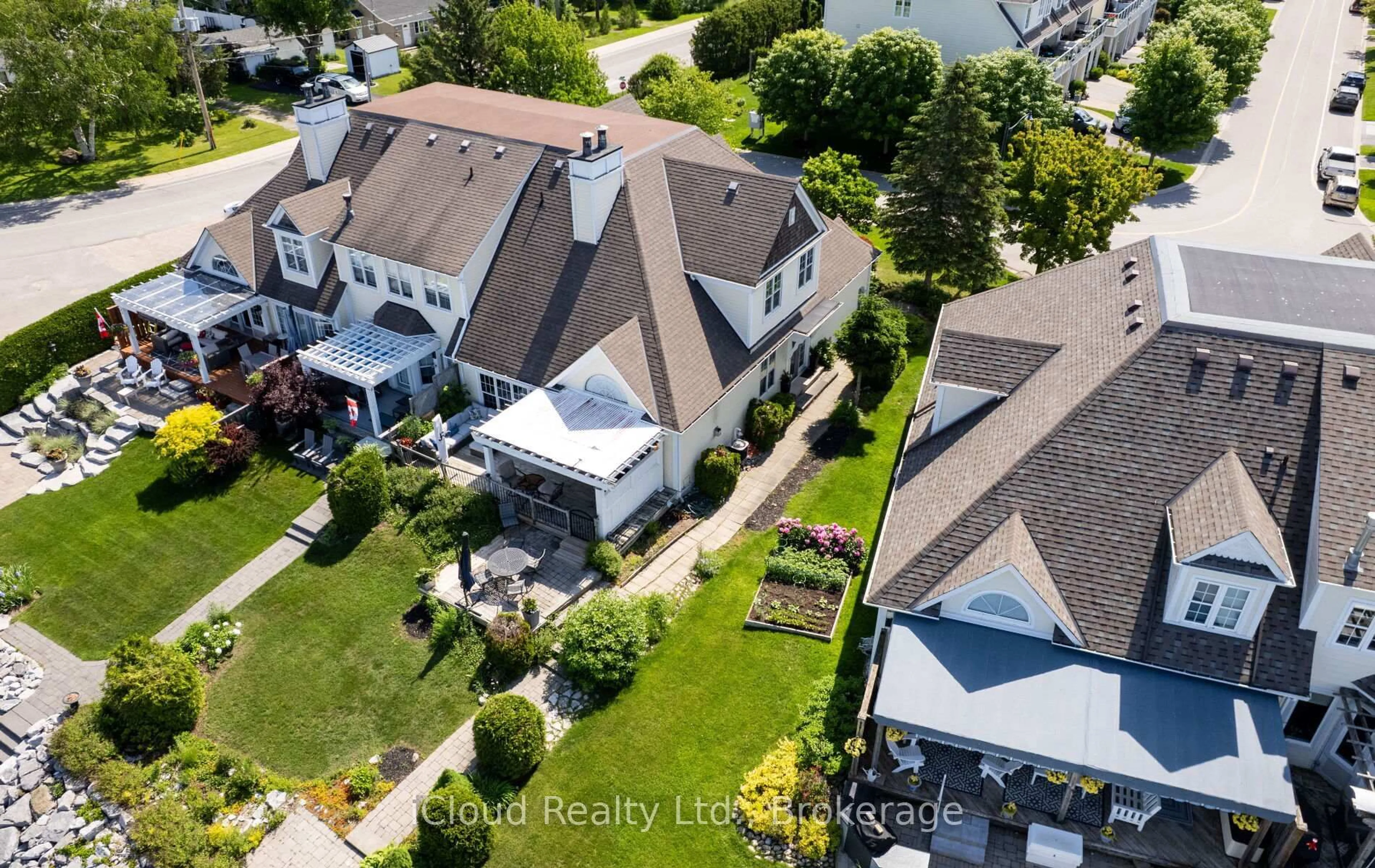 A pic from outside/outdoor area/front of a property/back of a property/a pic from drone, street for 104 Wycliffe Cove, Tay Ontario L0K 2A0