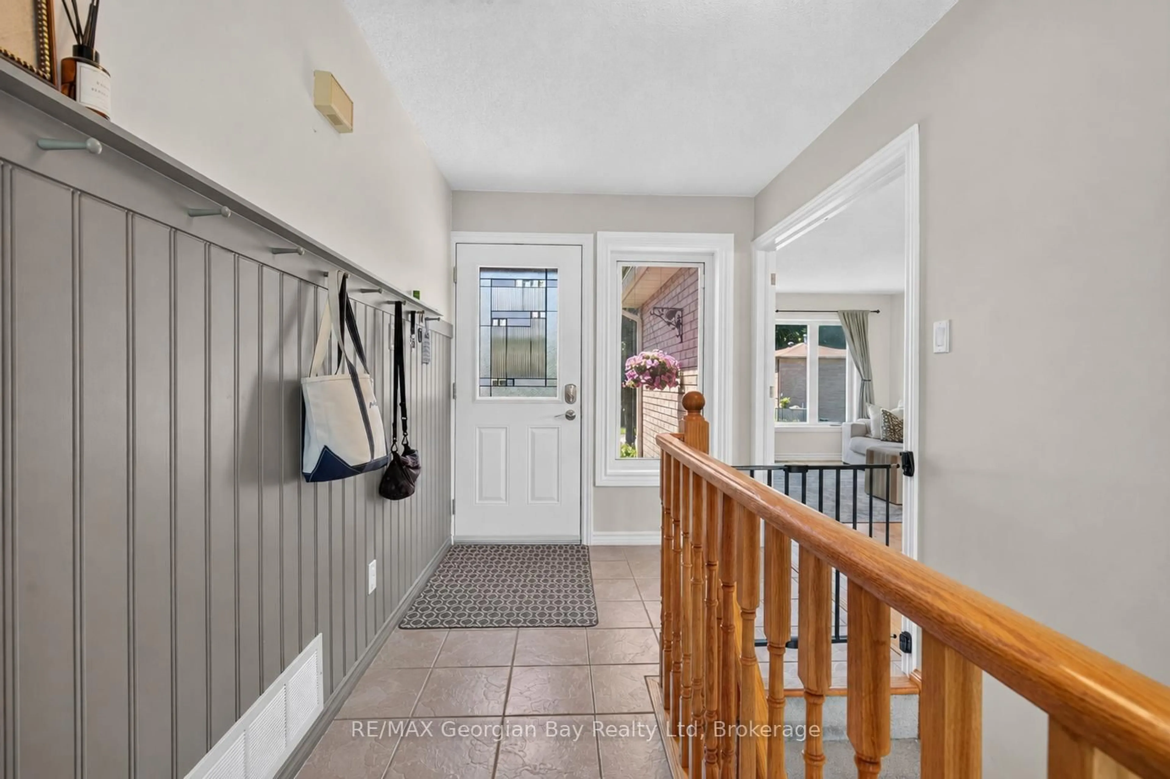 Indoor entryway for 1005 Dina Cres, Midland Ontario L4R 5C5