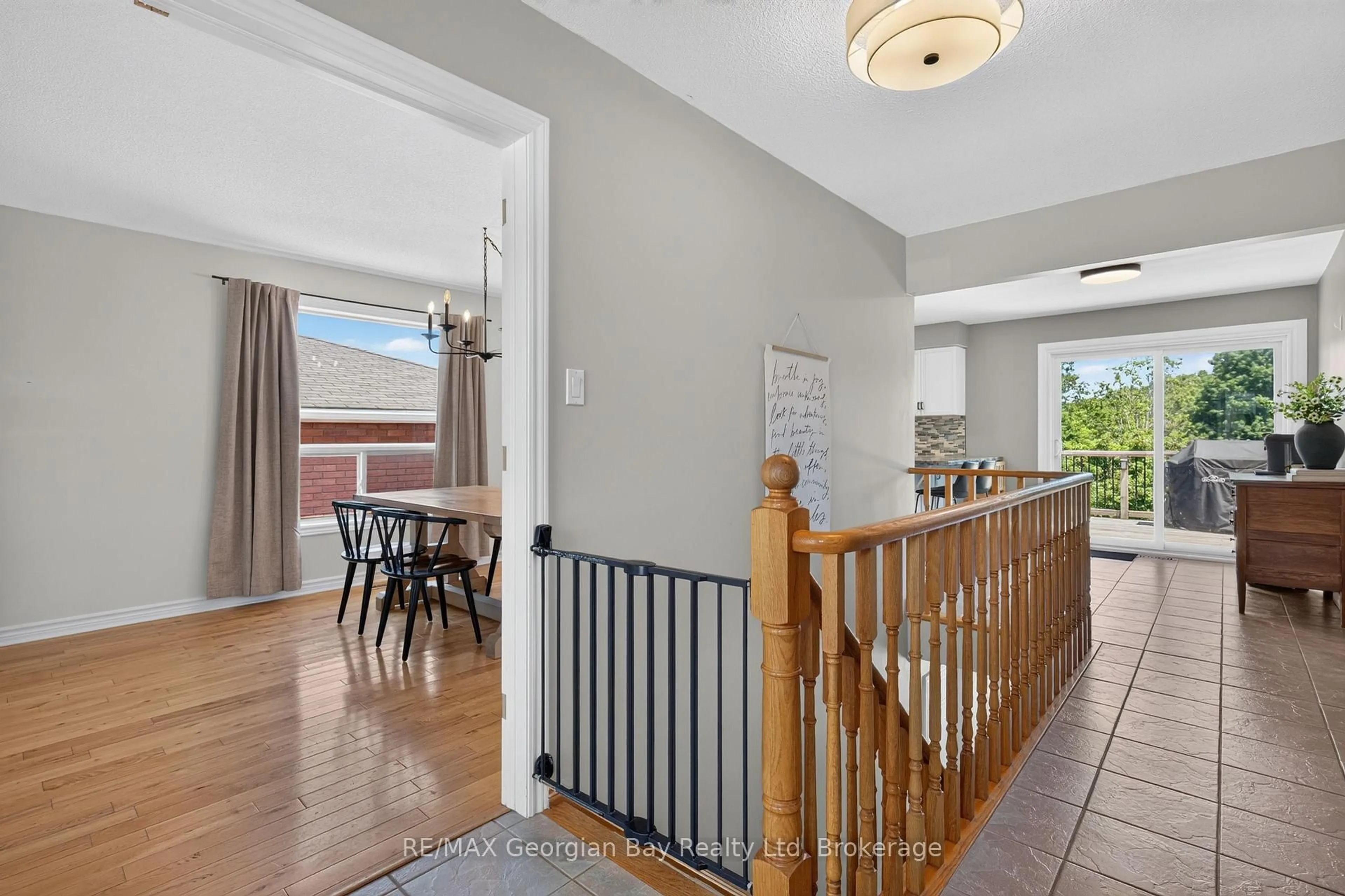 Indoor entryway for 1005 Dina Cres, Midland Ontario L4R 5C5