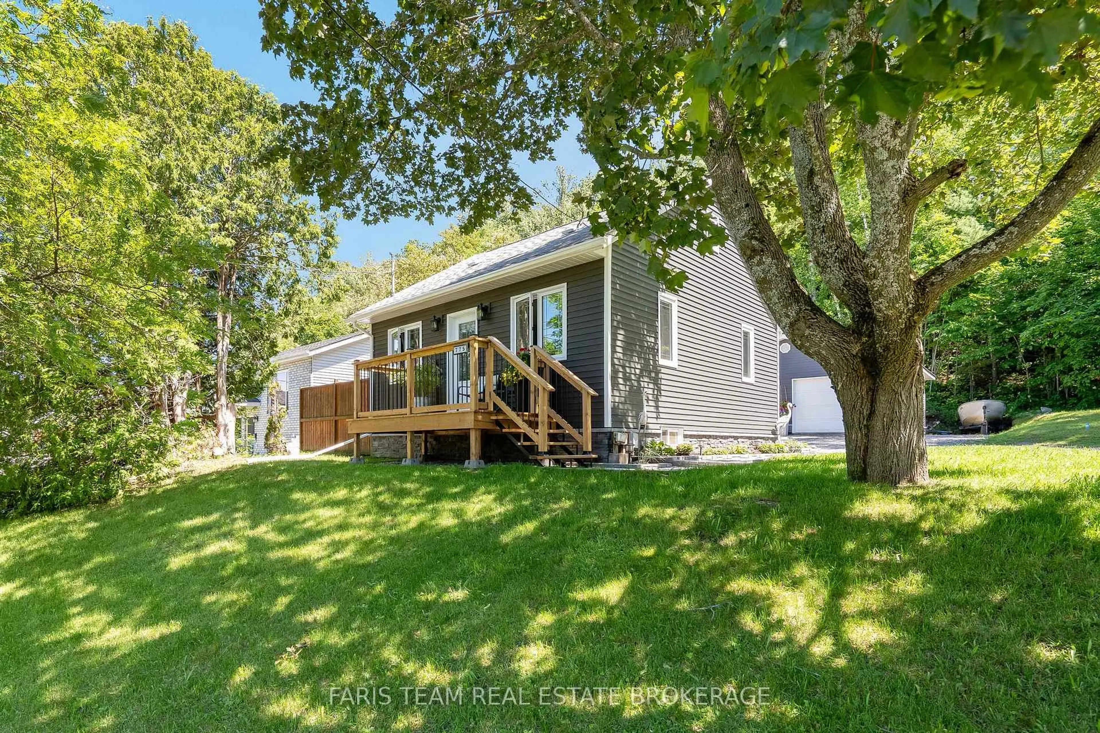 A pic from outside/outdoor area/front of a property/back of a property/a pic from drone, unknown for 775 Ontario St, Midland Ontario L4R 1A6