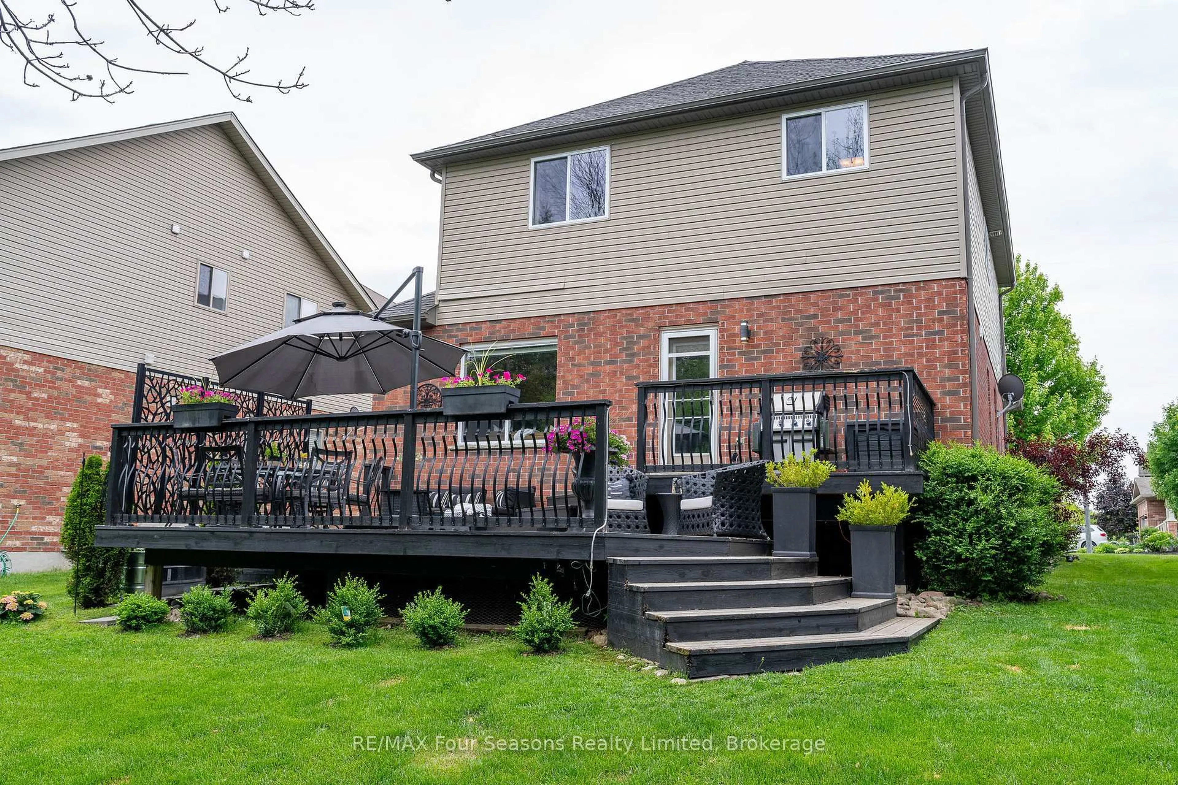 Patio, street for 37 Chamberlain Cres, Collingwood Ontario L9Y 0C9