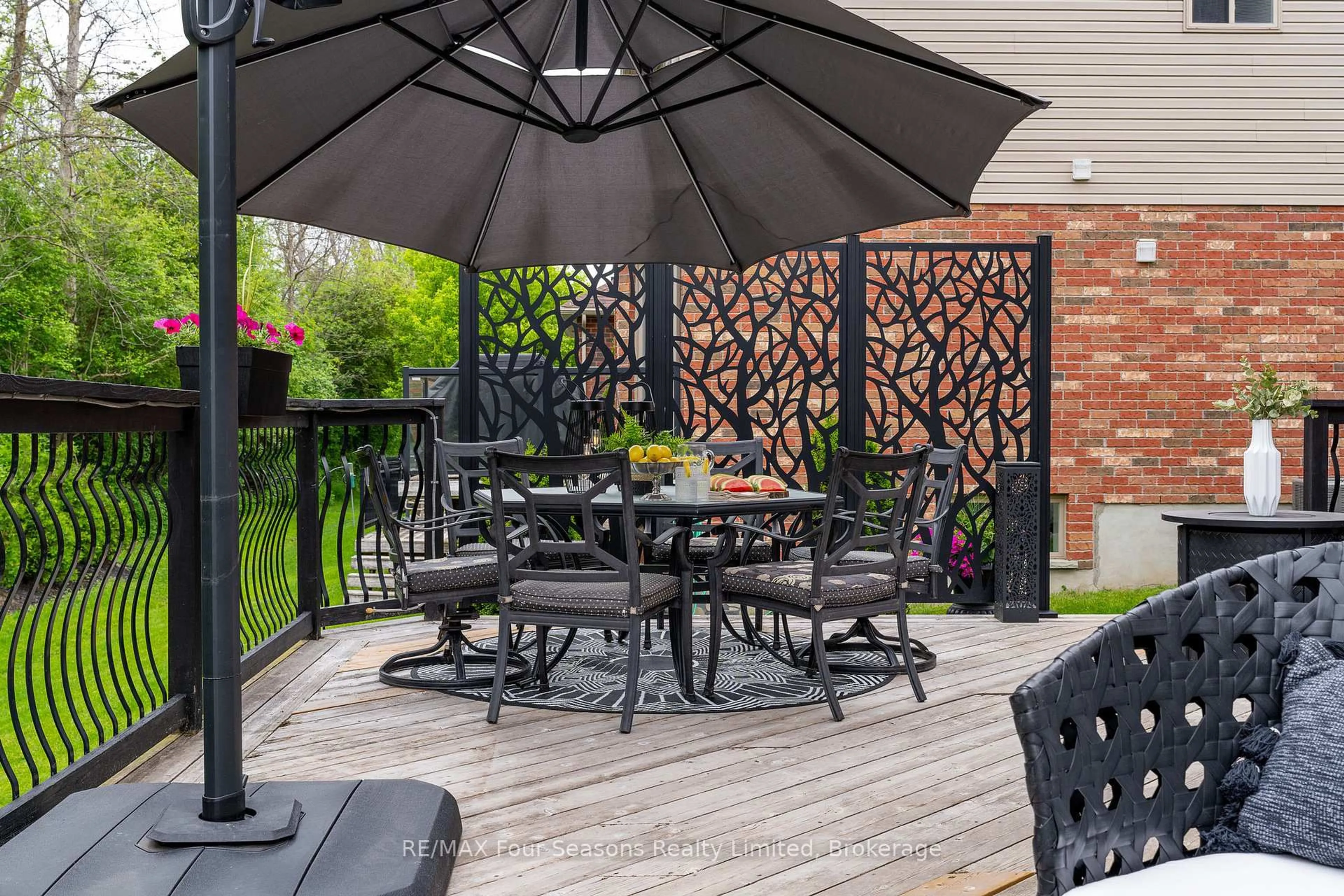 Patio, street for 37 Chamberlain Cres, Collingwood Ontario L9Y 0C9
