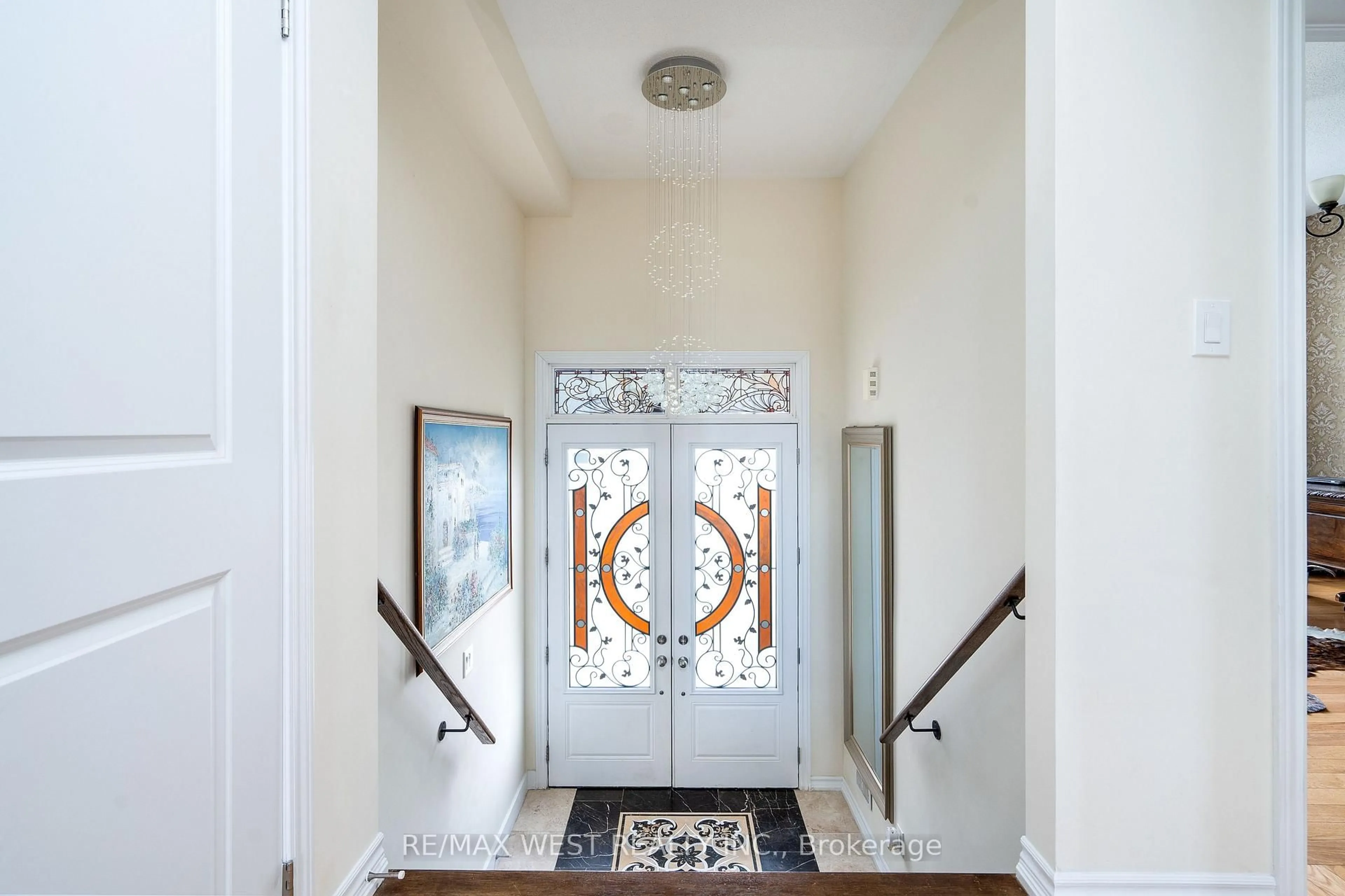 Indoor foyer for 121 Allegra Dr, Wasaga Beach Ontario L9Z 1P2