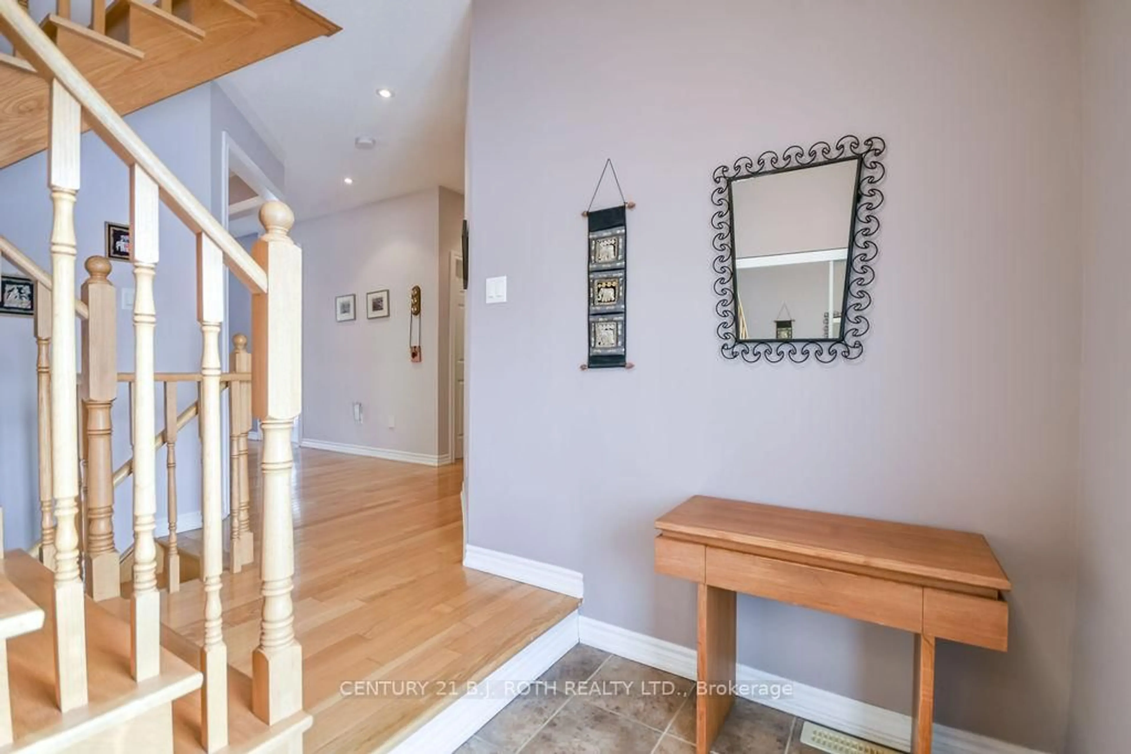 Indoor entryway for 24 Connaught Lane, Barrie Ontario L4M 0A6