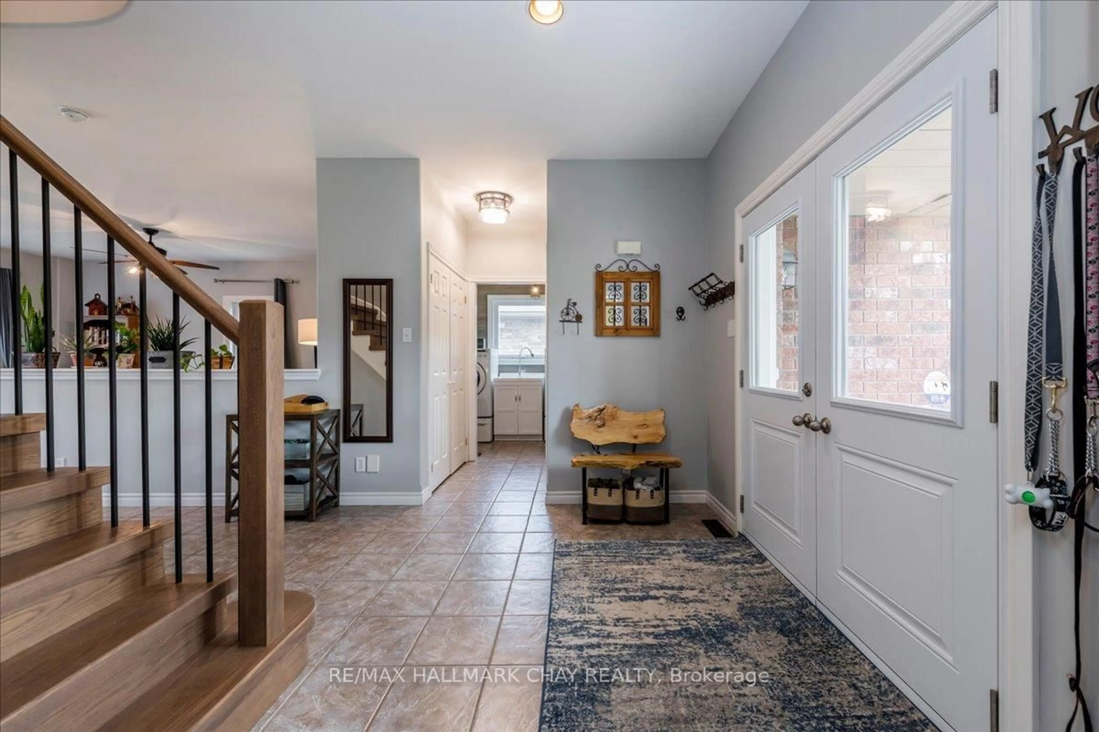 Indoor entryway for 85 Miller Dr, Barrie Ontario L4N 9X2