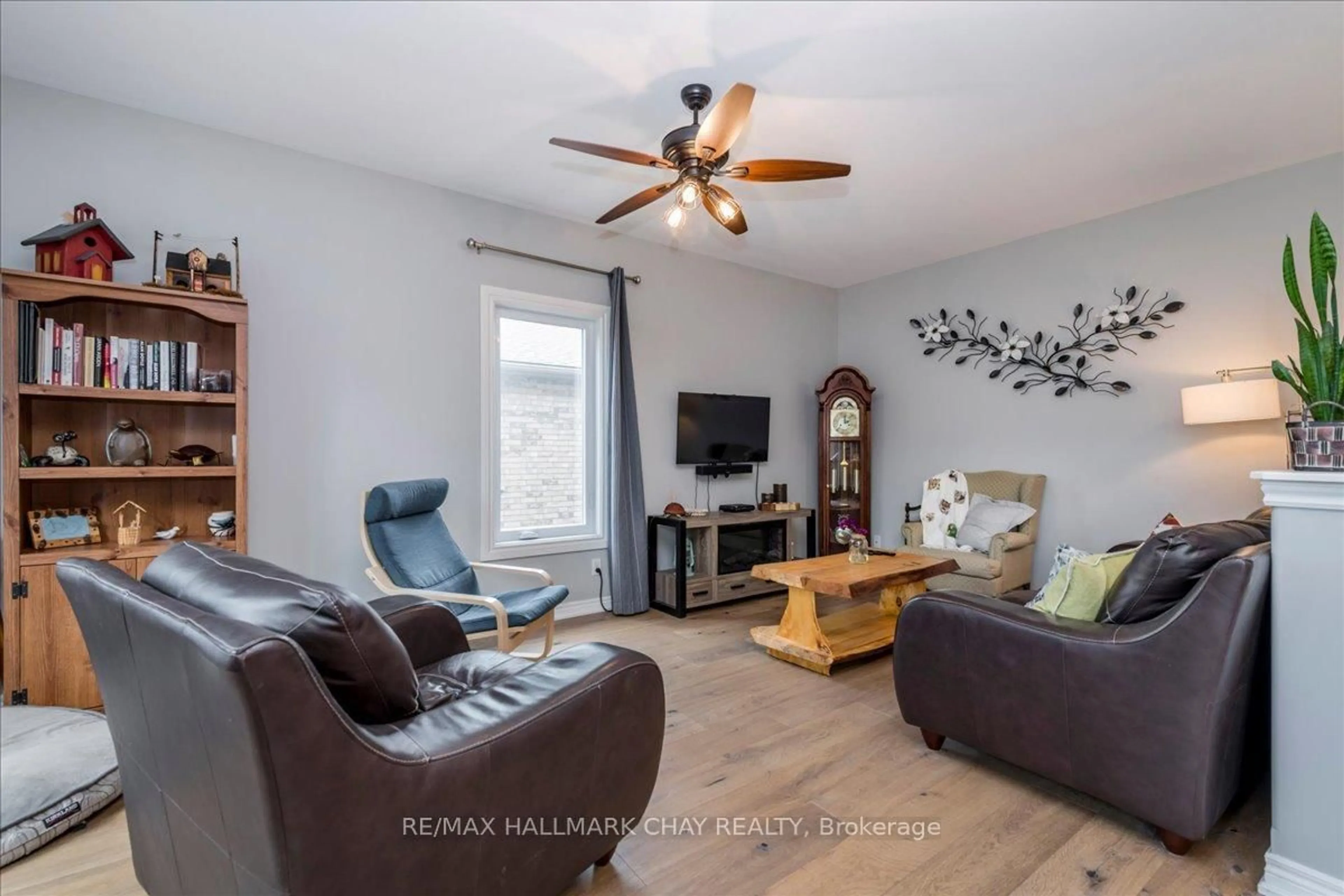 Living room with furniture, wood/laminate floor for 85 Miller Dr, Barrie Ontario L4N 9X2