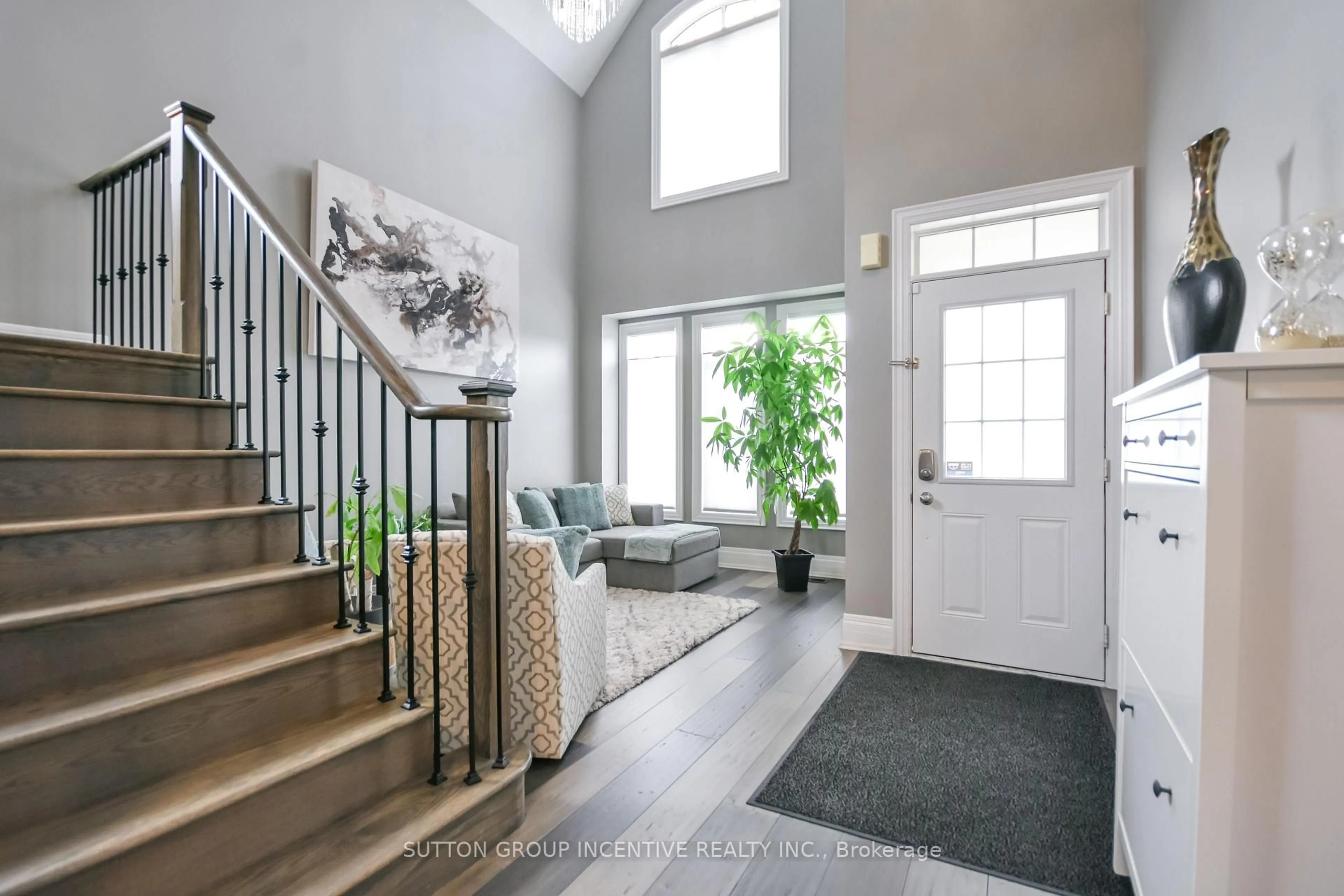 Indoor entryway for 8 Oliver's Mill Rd, Springwater Ontario L9X 0S8