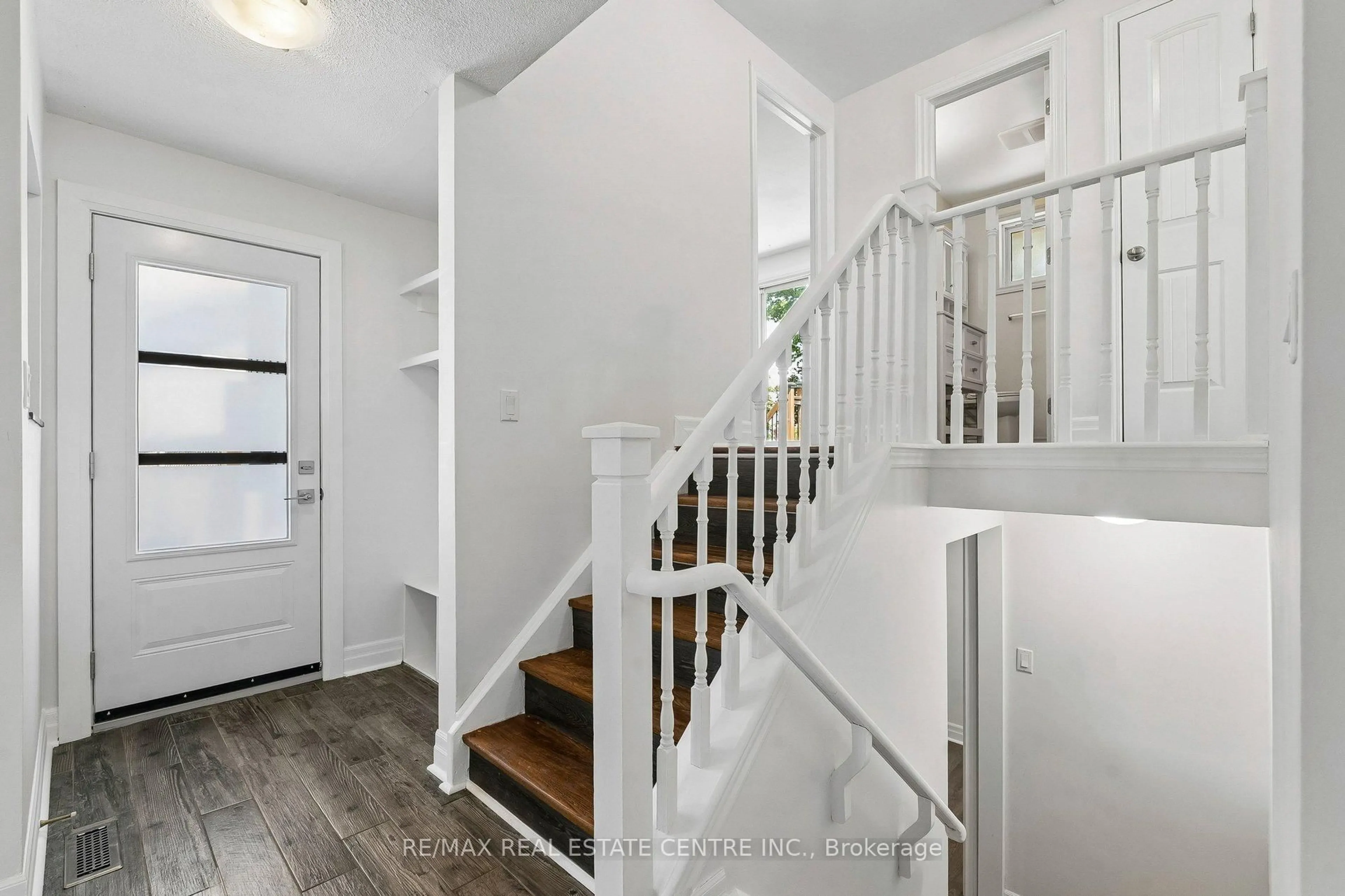 Indoor entryway for 47 Christie Cres, Barrie Ontario L4N 4V2