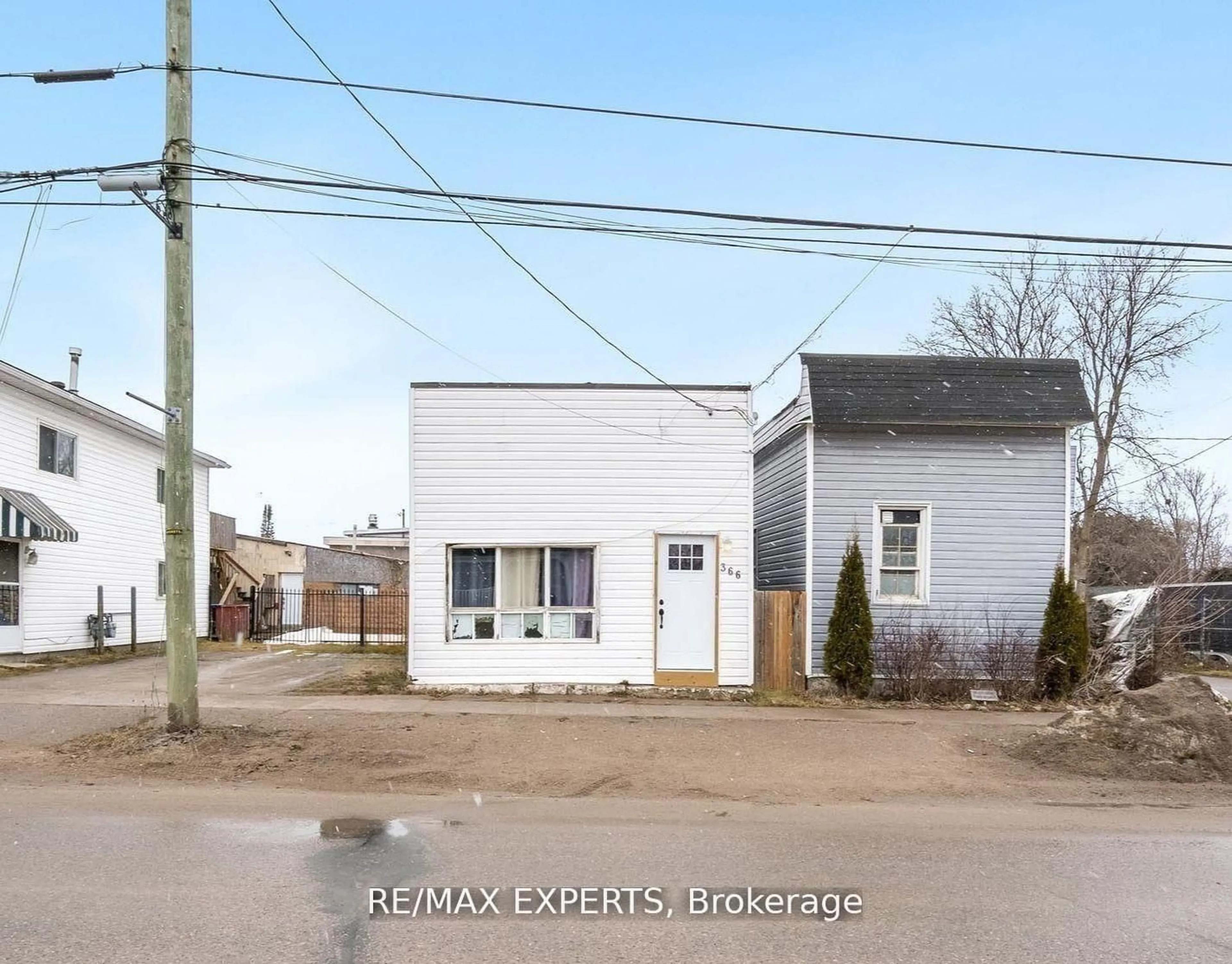 A pic from outside/outdoor area/front of a property/back of a property/a pic from drone, street for 366 TALBOT St, Tay Ontario L0K 1R0