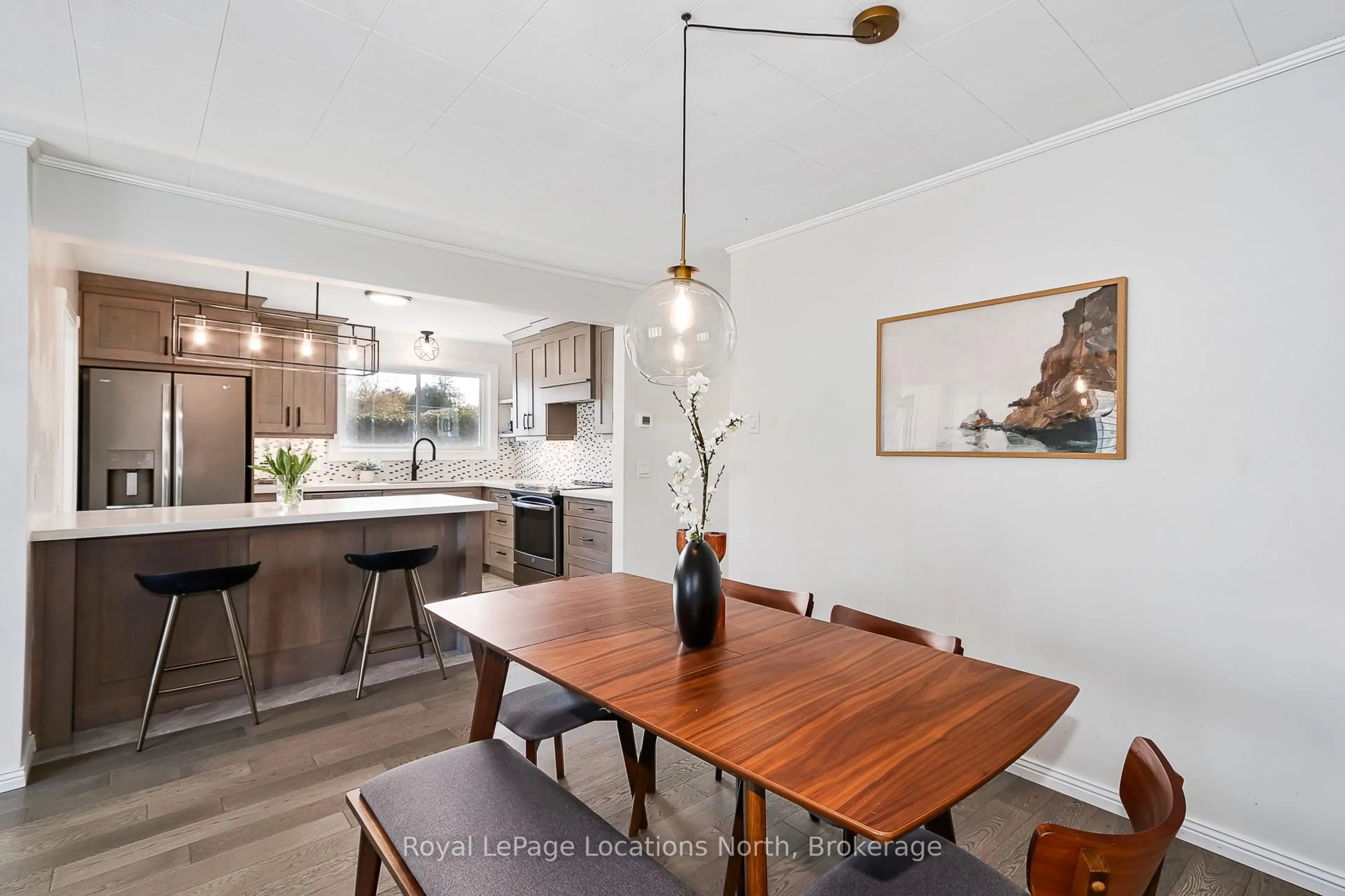 Open concept kitchen, wood/laminate floor for 258 FOURTH St, Collingwood Ontario L9Y 1S2
