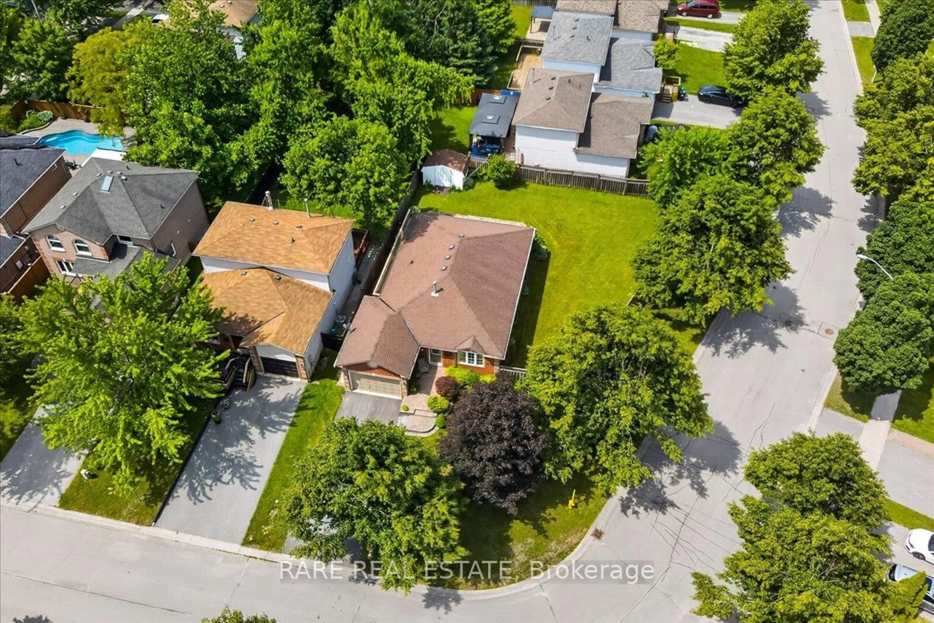 A pic from outside/outdoor area/front of a property/back of a property/a pic from drone, street for 8 Whitehorn Cres, Barrie Ontario L4N 8E4