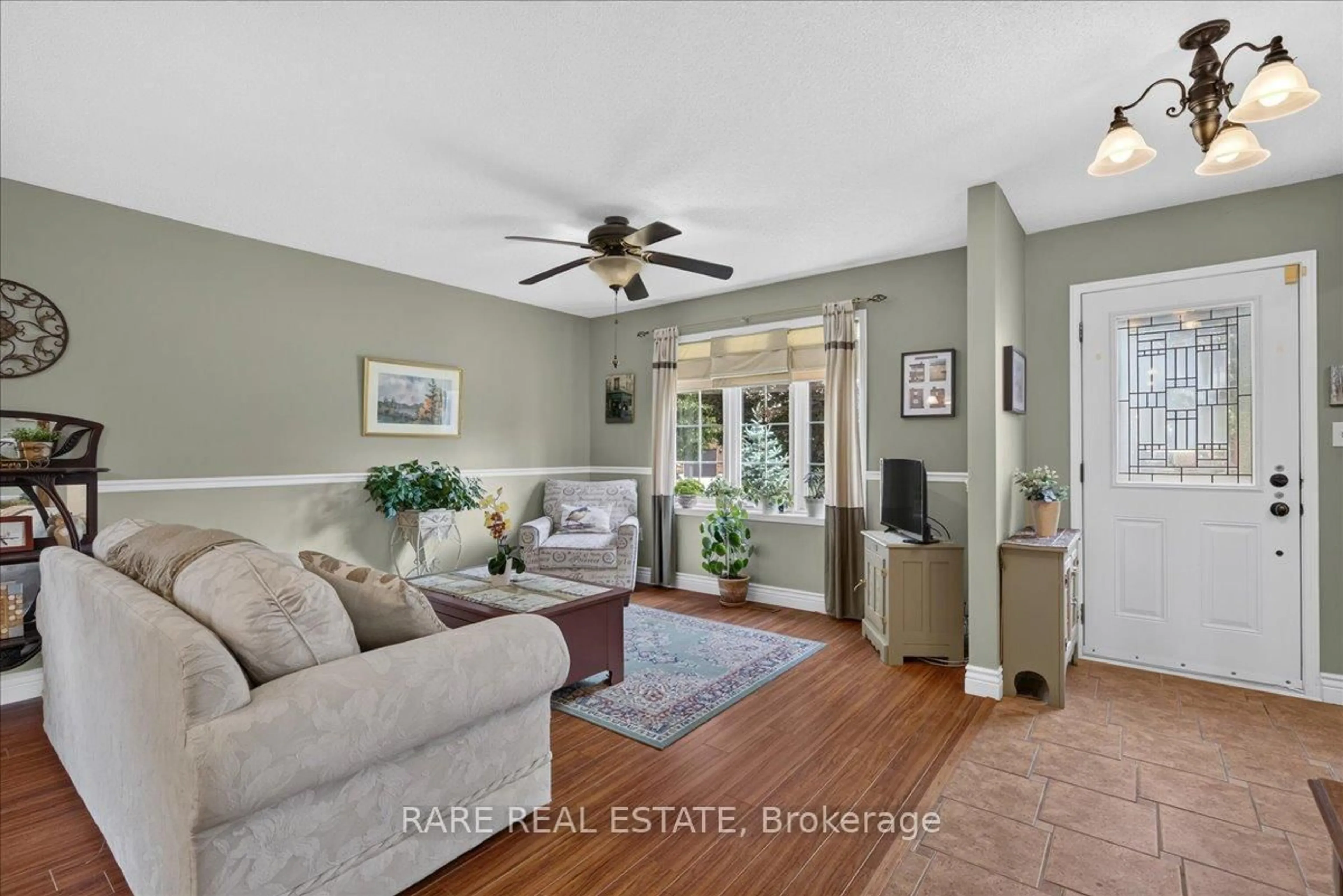 Living room with furniture, unknown for 8 Whitehorn Cres, Barrie Ontario L4N 8E4