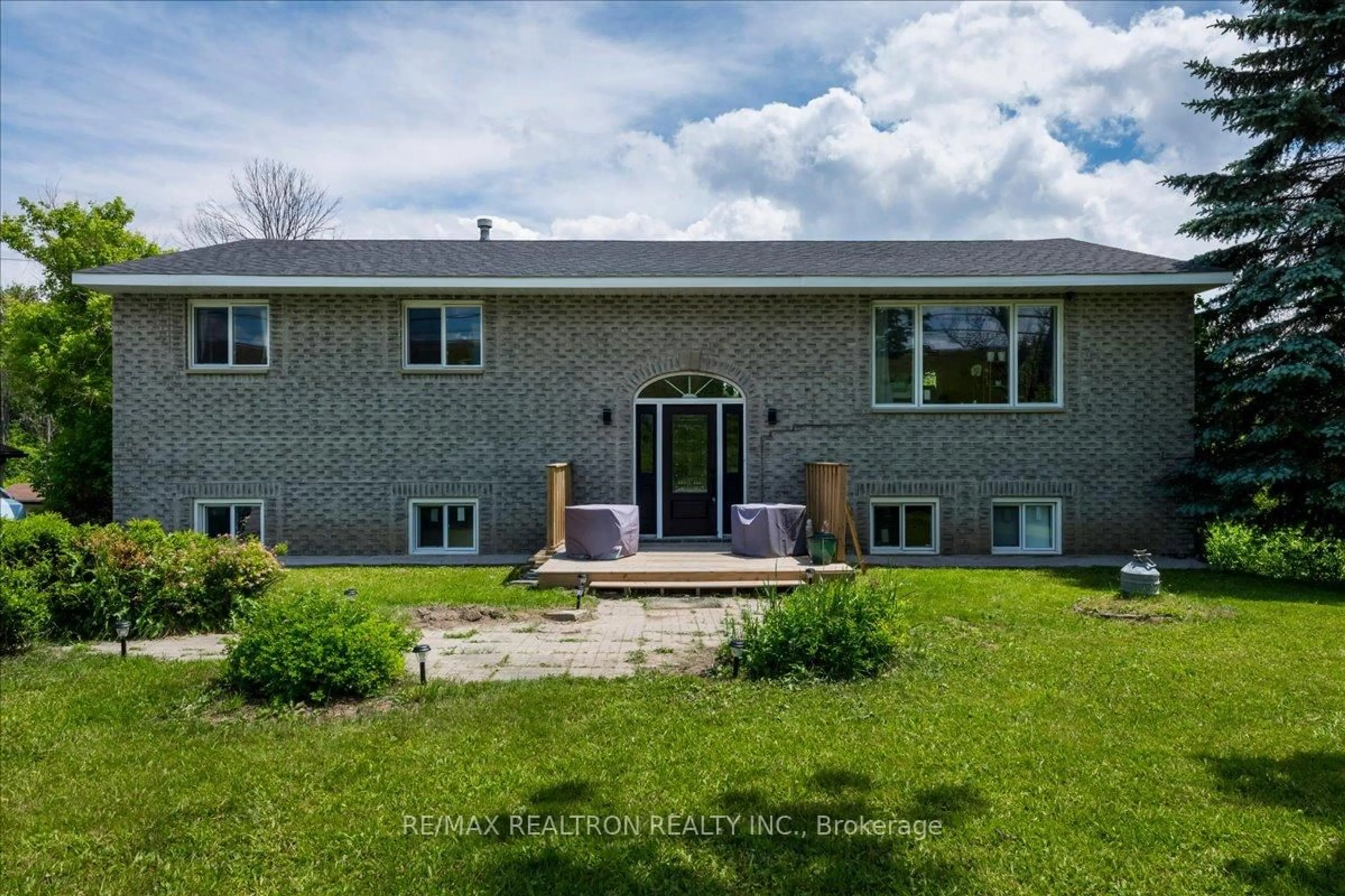 A pic from outside/outdoor area/front of a property/back of a property/a pic from drone, unknown for 4261 Huronia Rd, Orillia Ontario L3V 0G8
