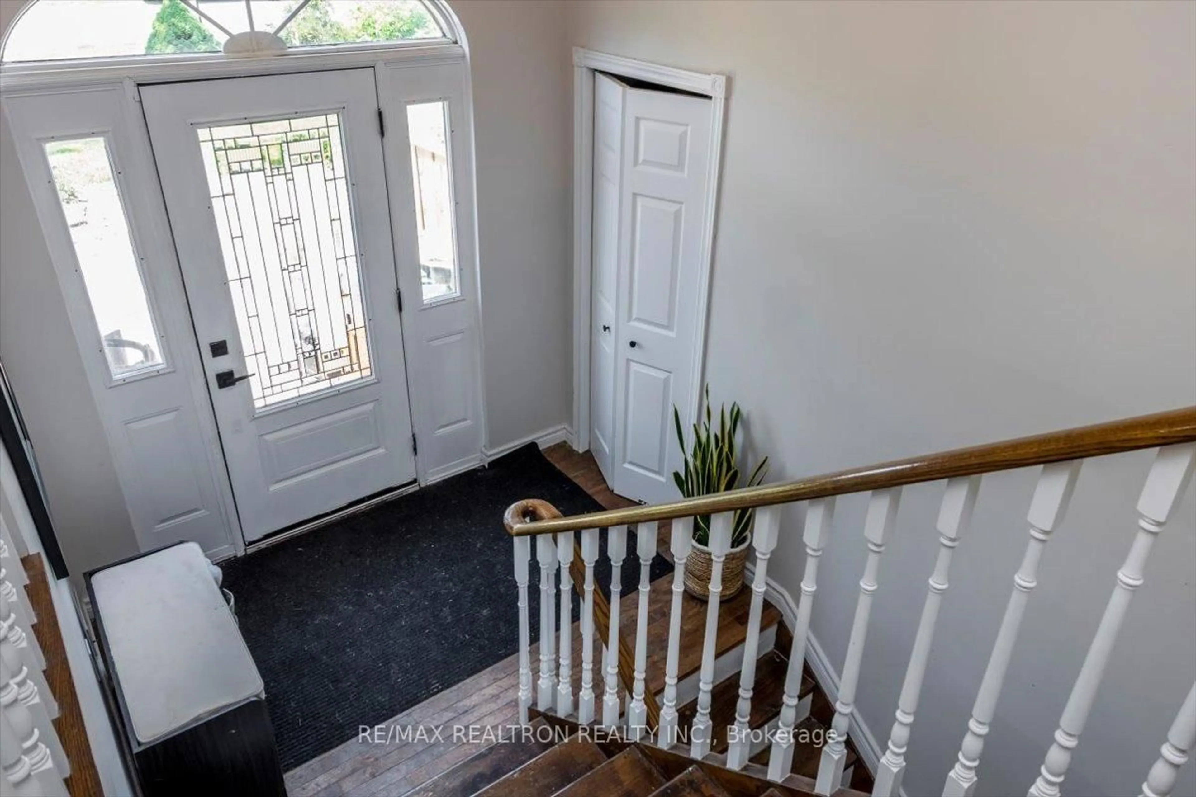 Indoor entryway for 4261 Huronia Rd, Orillia Ontario L3V 0G8
