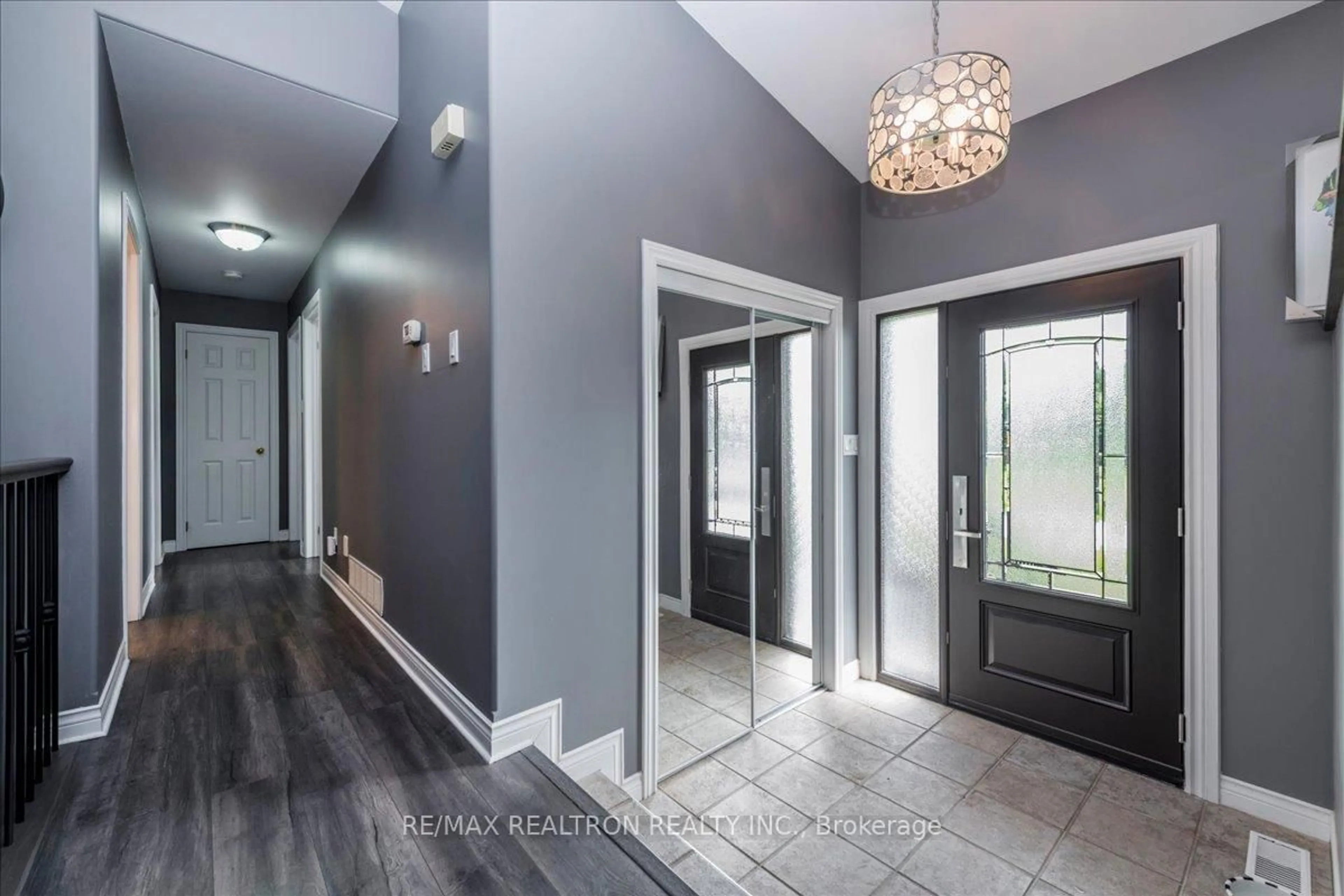 Indoor entryway for 4 Templeton Dr, Clearview Ontario L0M 1N0