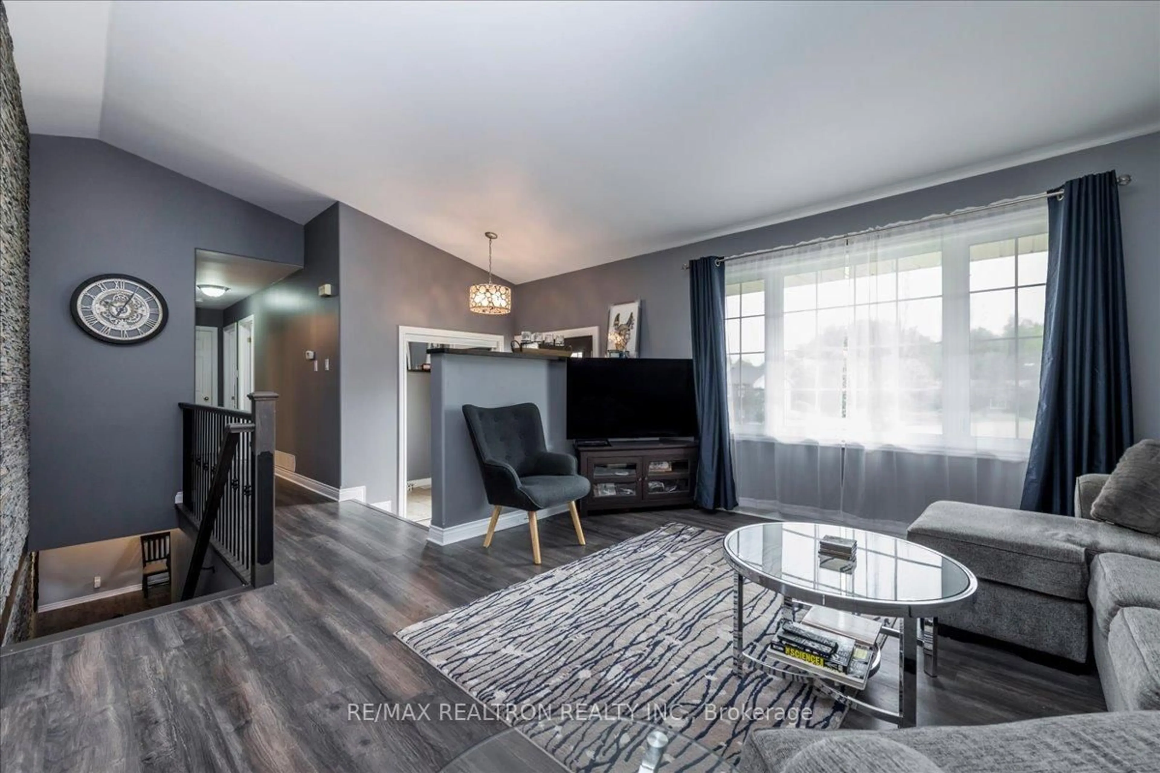 Living room with furniture, wood/laminate floor for 4 Templeton Dr, Clearview Ontario L0M 1N0