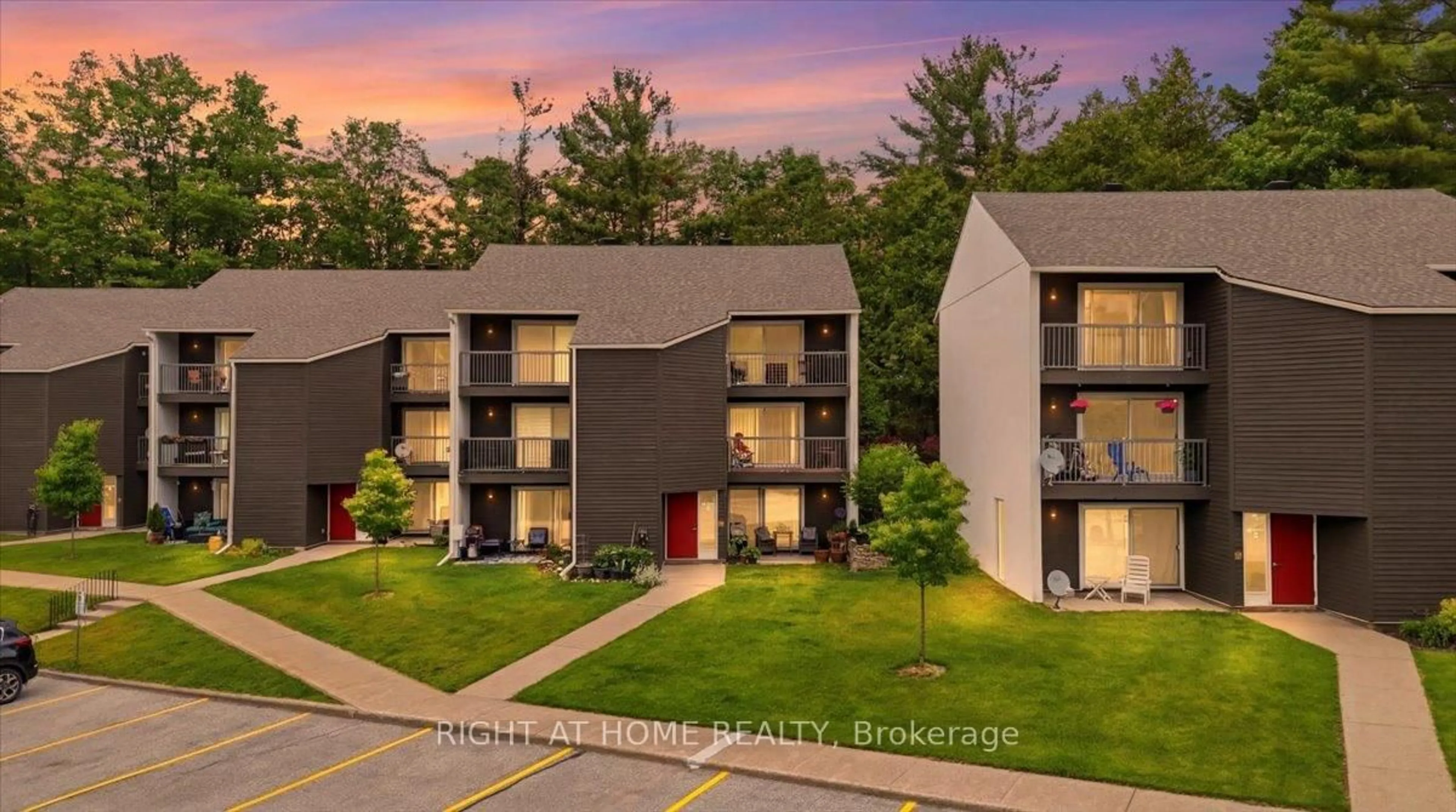 A pic from outside/outdoor area/front of a property/back of a property/a pic from drone, building for 1102 Horseshoe Valley Rd #108, Oro-Medonte Ontario L4M 4Y8
