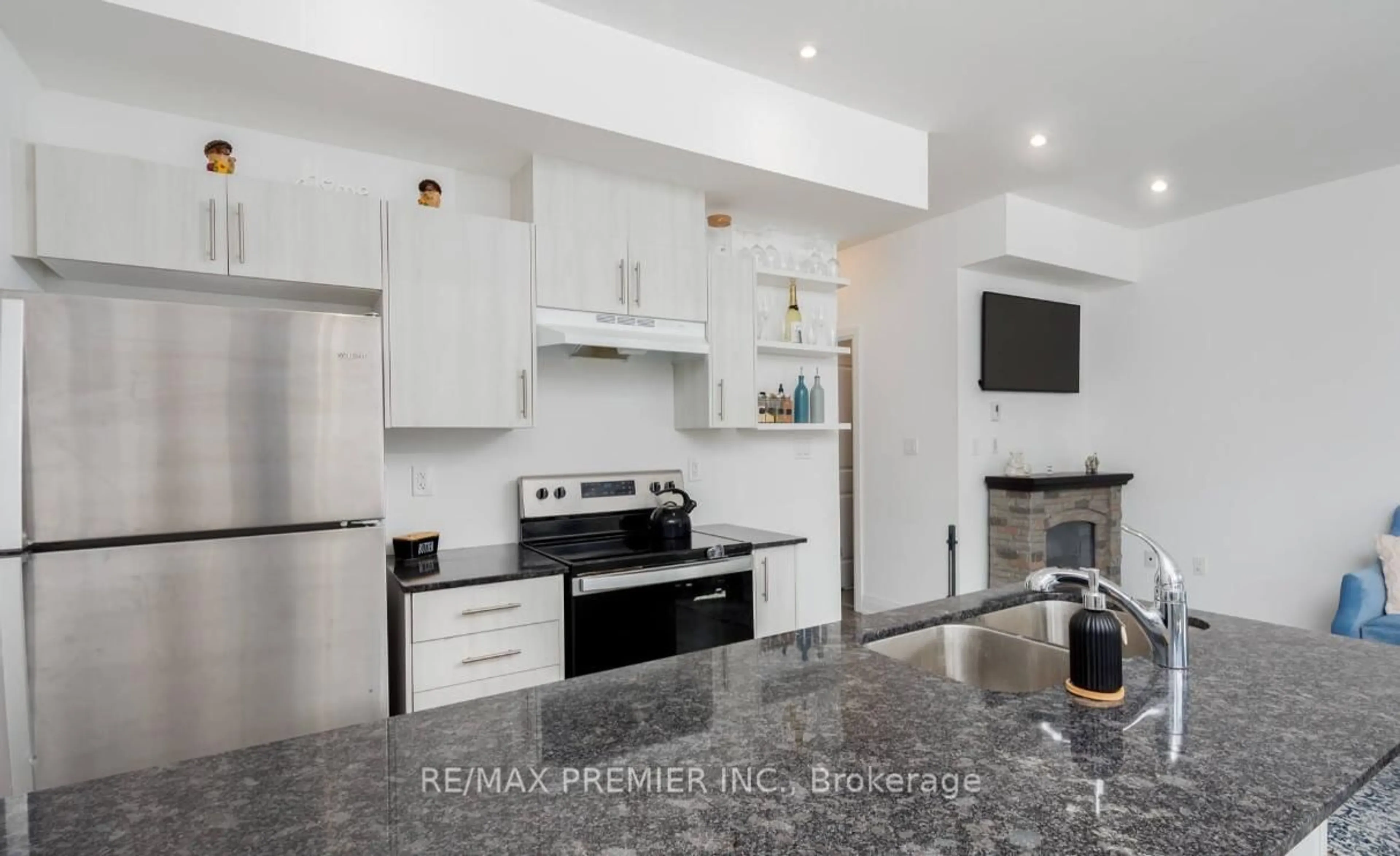 Open concept kitchen, ceramic/tile floor for 15 Haven Lane, Barrie Ontario L4N 6A3
