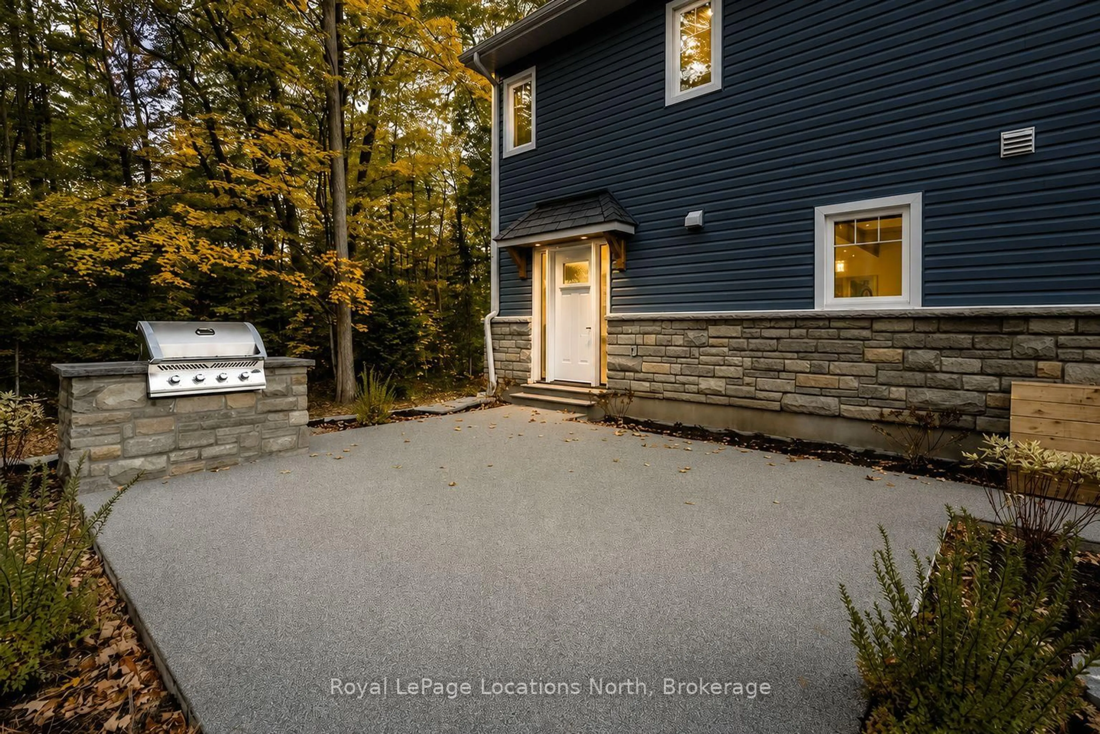 A pic from outside/outdoor area/front of a property/back of a property/a pic from drone, street for 545 Oxbow Park Dr, Wasaga Beach Ontario L9Z 2T9