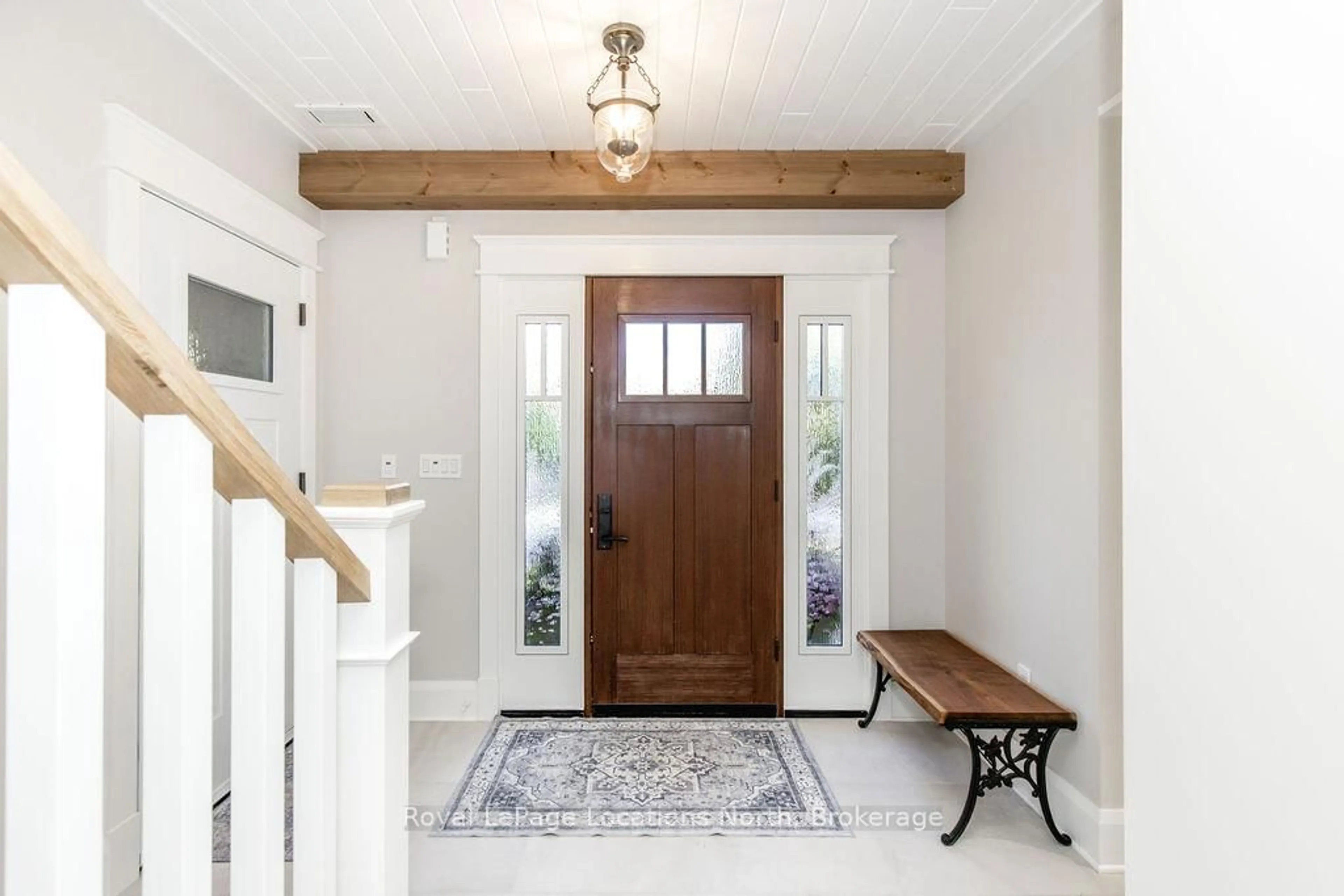 Indoor entryway for 545 Oxbow Park Dr, Wasaga Beach Ontario L9Z 2T9