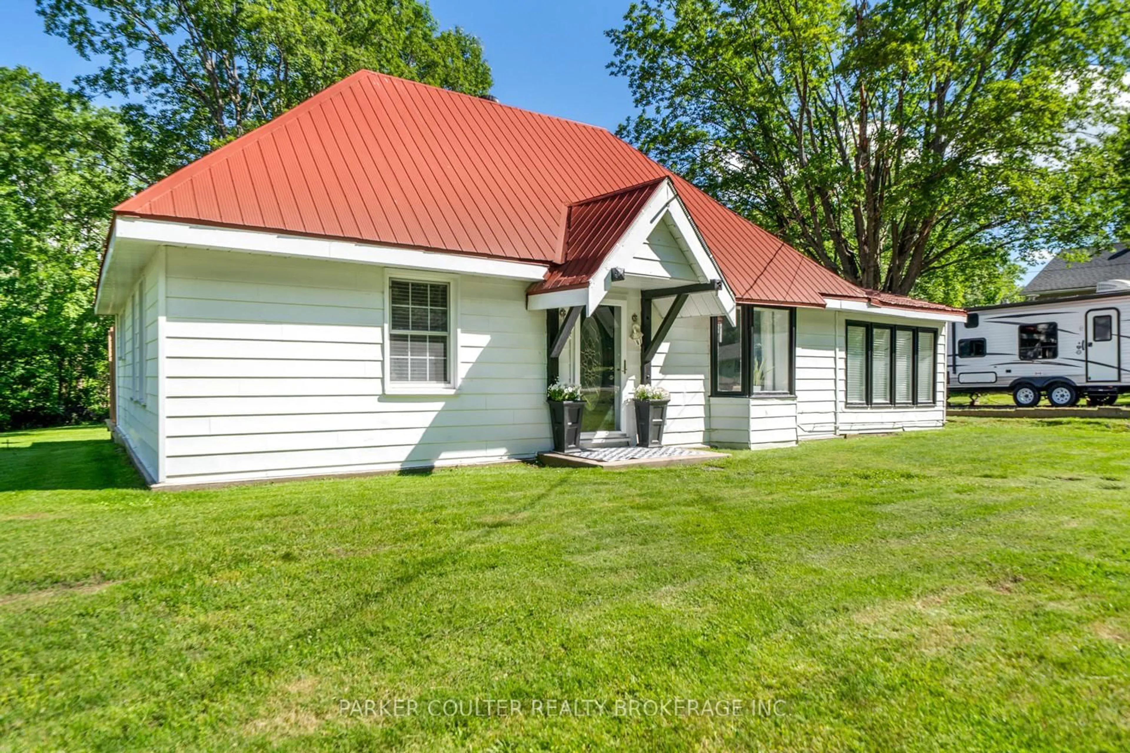 A pic from outside/outdoor area/front of a property/back of a property/a pic from drone, building for 251 Mountain Ave, Tay Ontario L0K 2C0