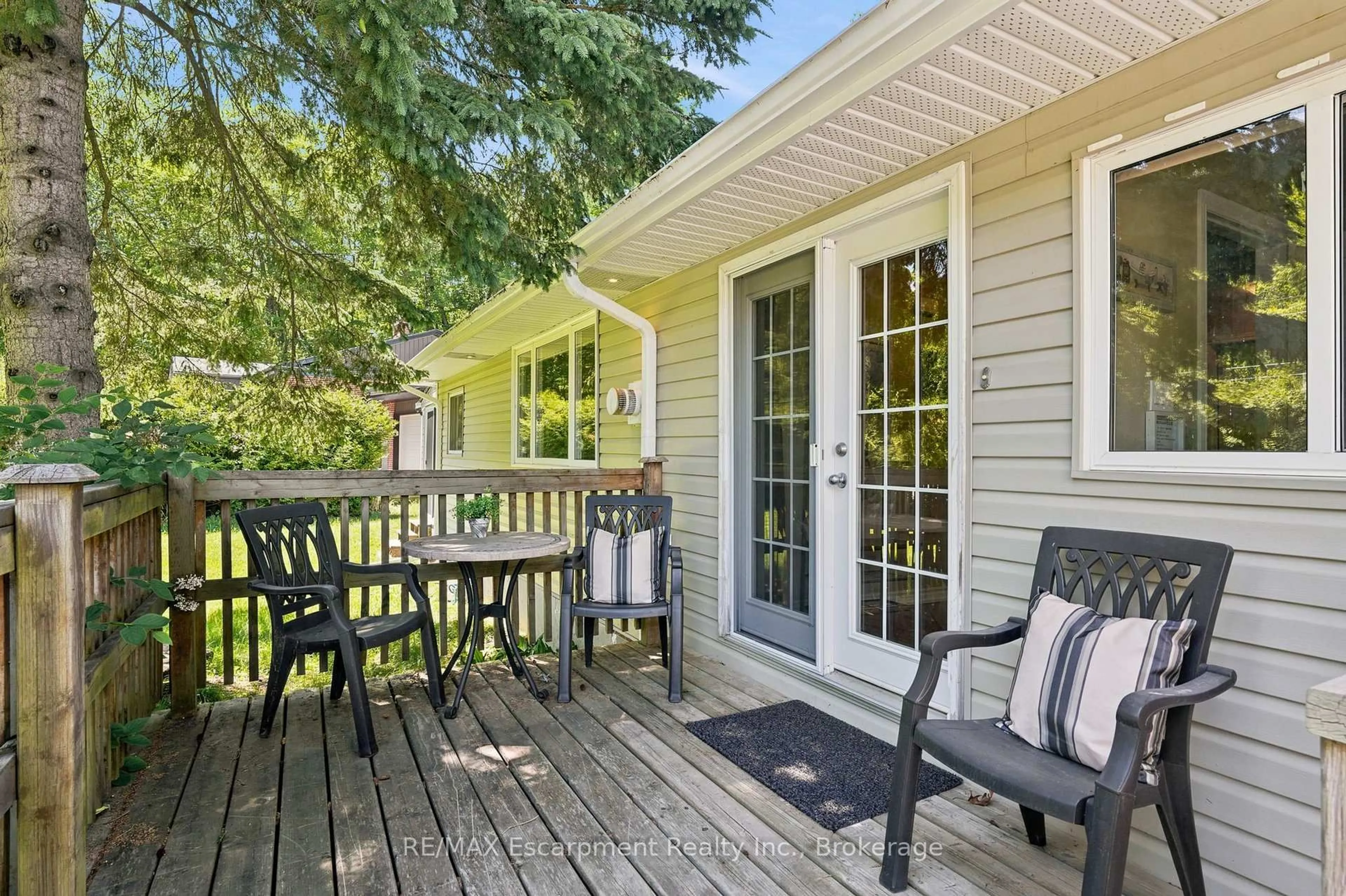 Patio, street for 16 Hiawatha Rd, Tiny Ontario L9M 0B1