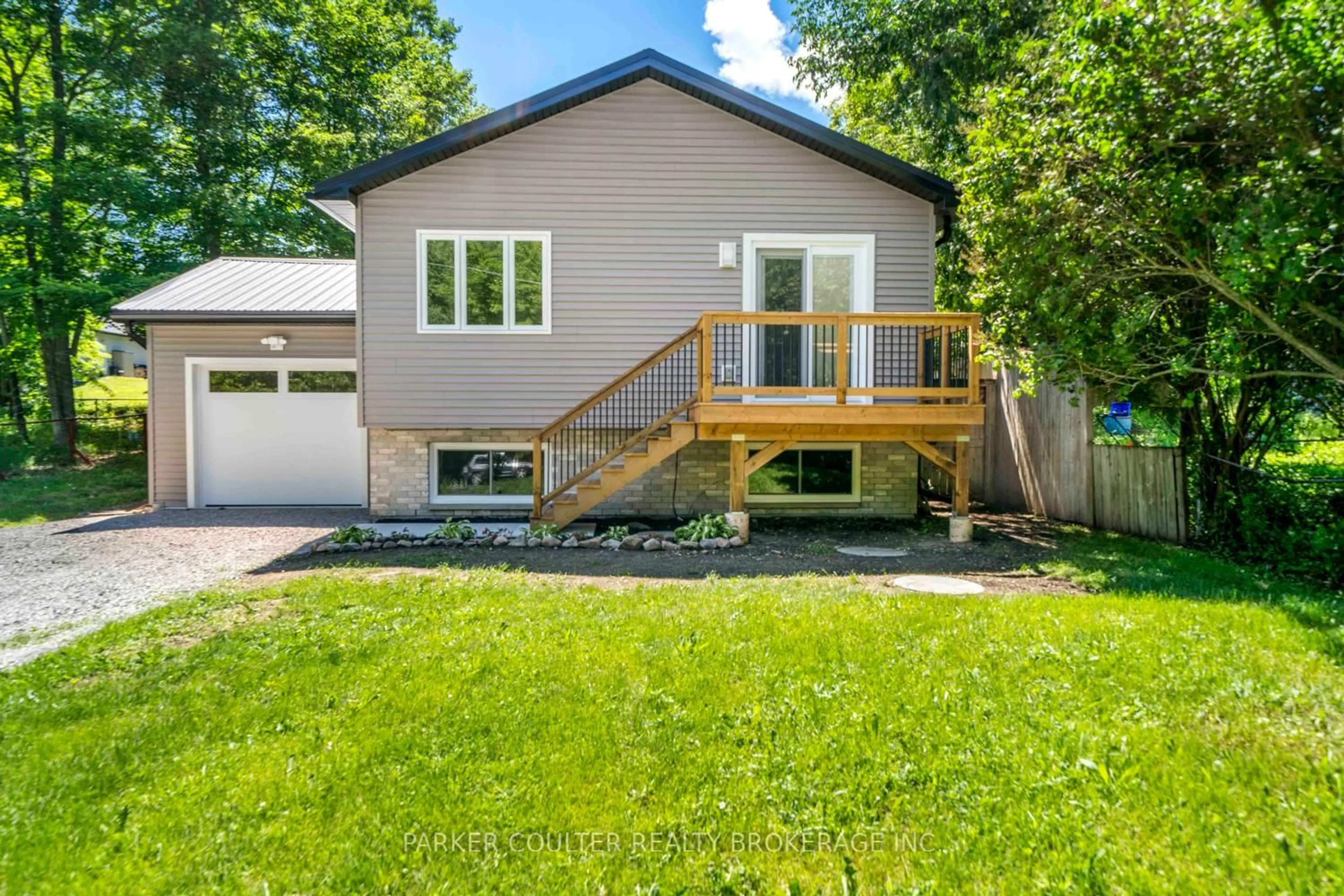 Home with vinyl exterior material, unknown for 82 McArthur Dr, Penetanguishene Ontario L9M 1X3