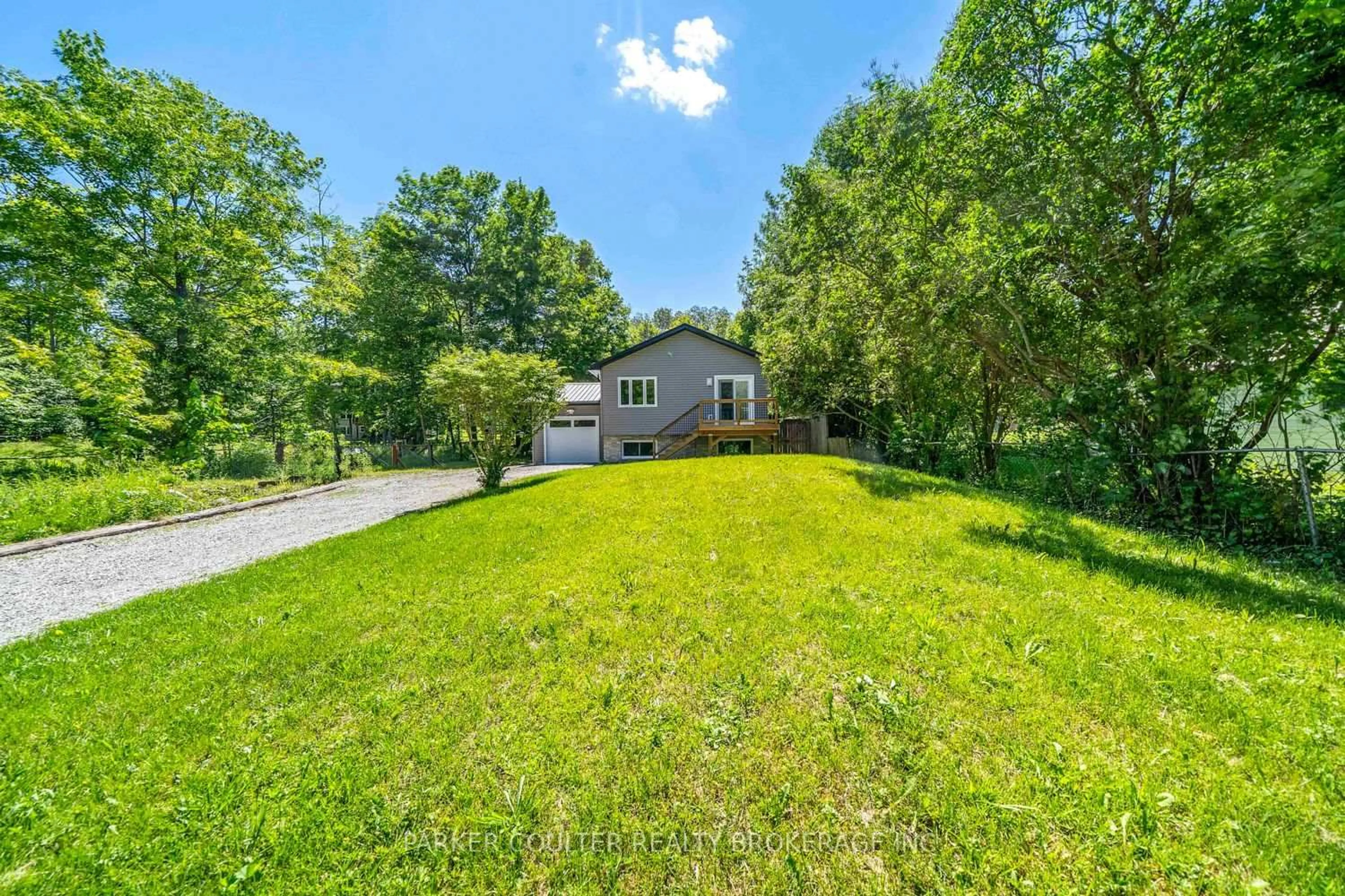 A pic from outside/outdoor area/front of a property/back of a property/a pic from drone, unknown for 82 McArthur Dr, Penetanguishene Ontario L9M 1X3