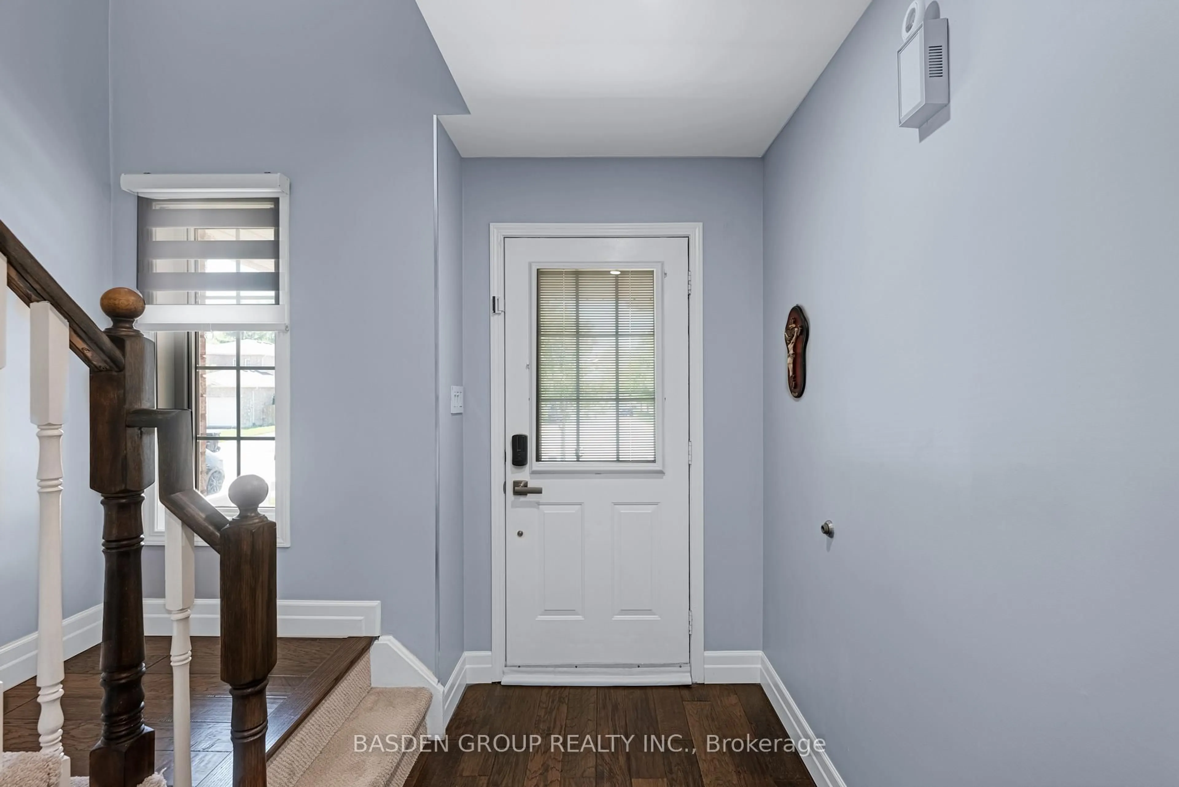 Indoor entryway for 77 Bird St, Barrie Ontario L4N 0X3