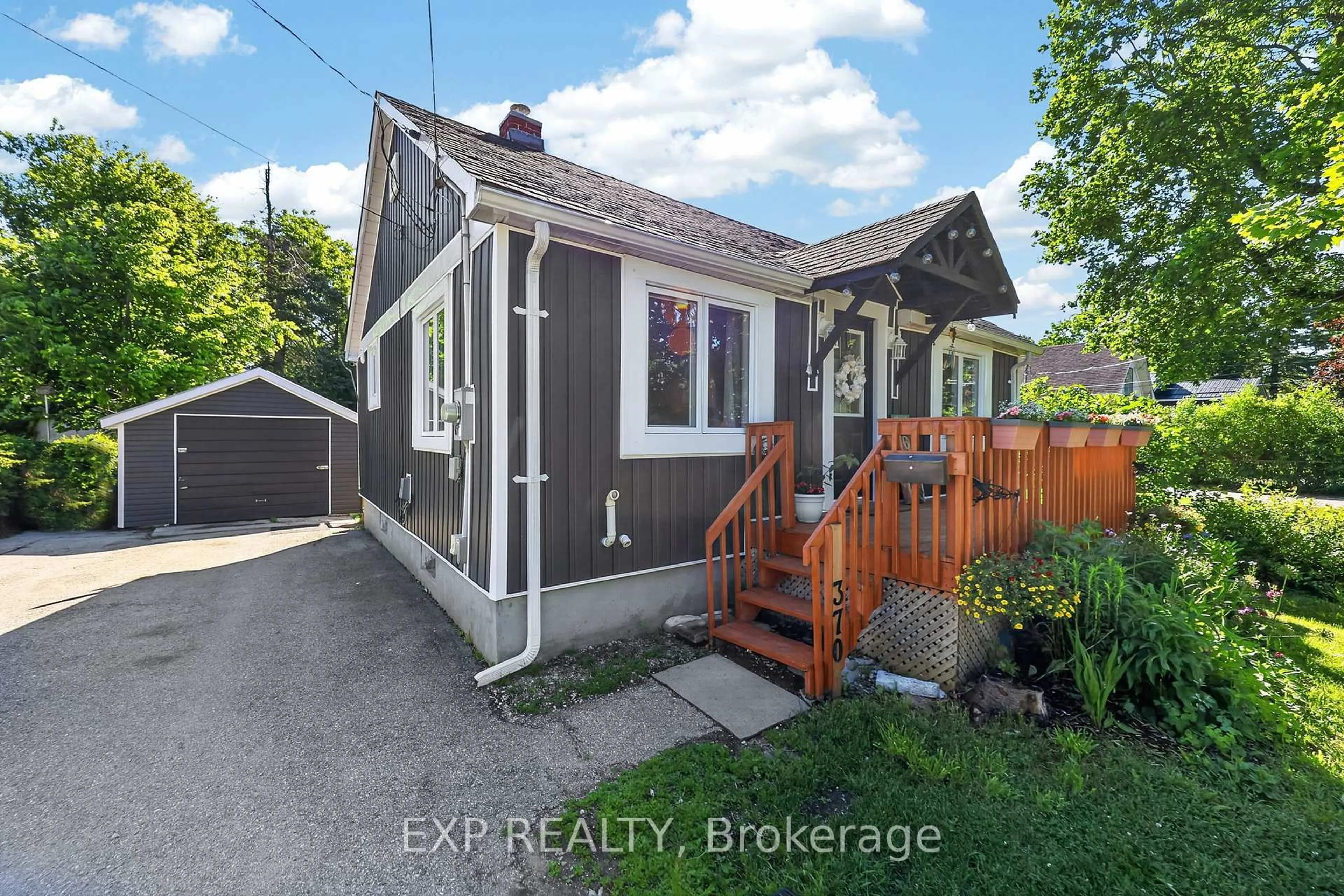 A pic from outside/outdoor area/front of a property/back of a property/a pic from drone, street for 370 Gill St, Orillia Ontario L3V 4K6