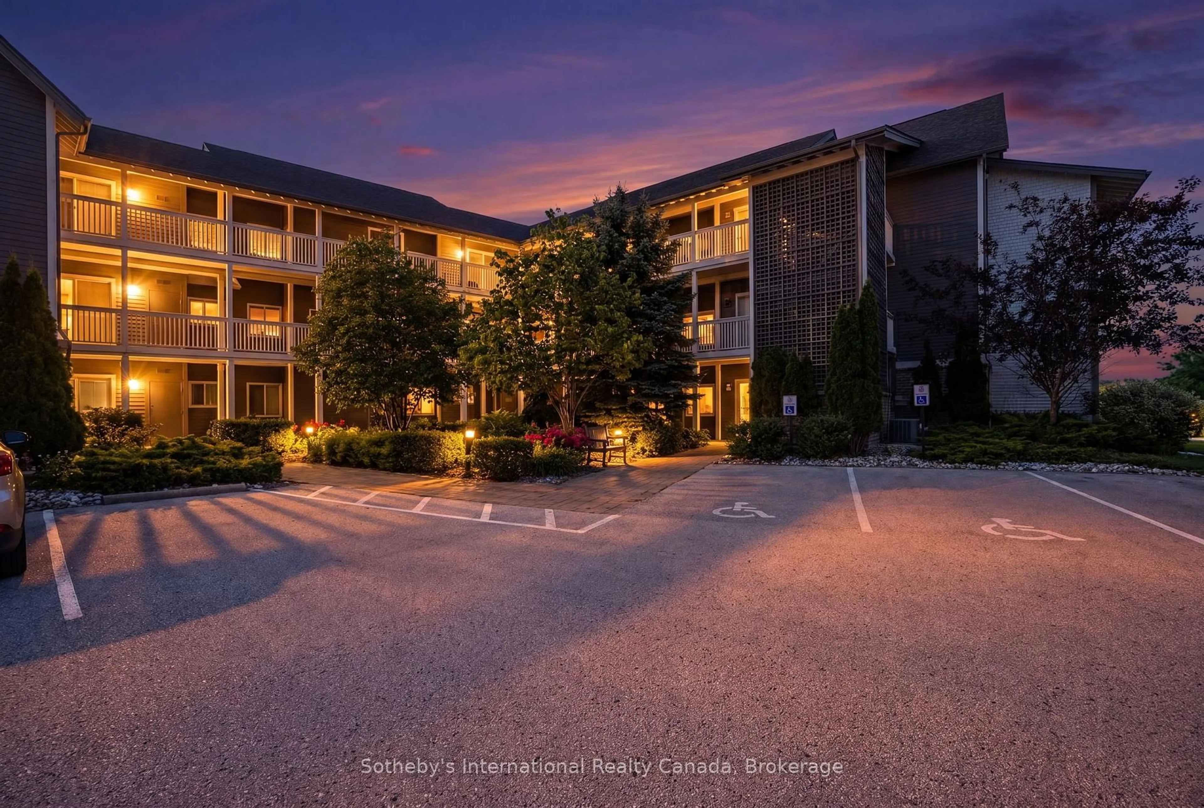 A pic from outside/outdoor area/front of a property/back of a property/a pic from drone, unknown for 555 Mariners Way, Collingwood Ontario L9Y 5C7