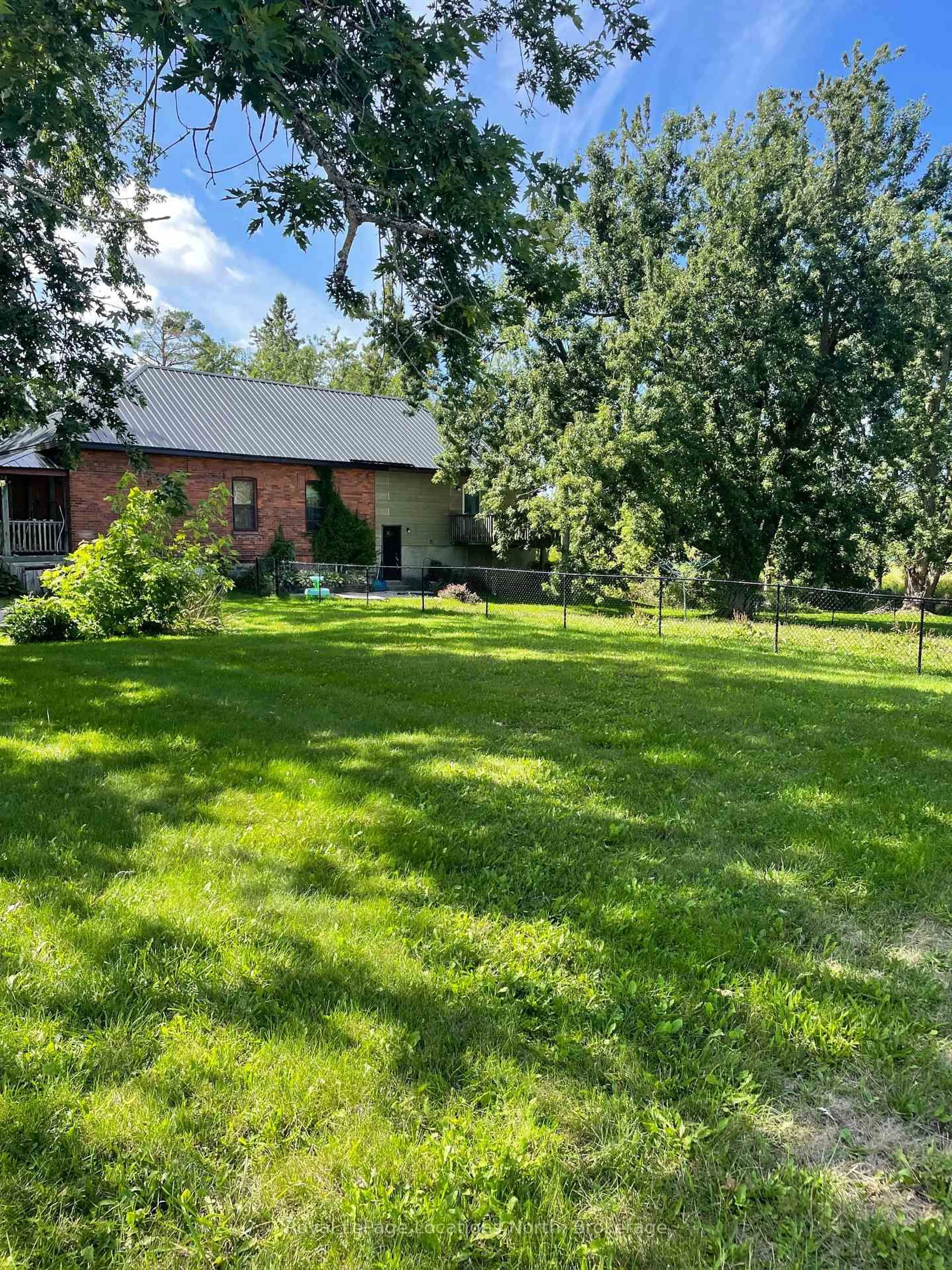 A pic from outside/outdoor area/front of a property/back of a property/a pic from drone, unknown for 9038 County Rd 91 Rd, Clearview Ontario L0M 1H0